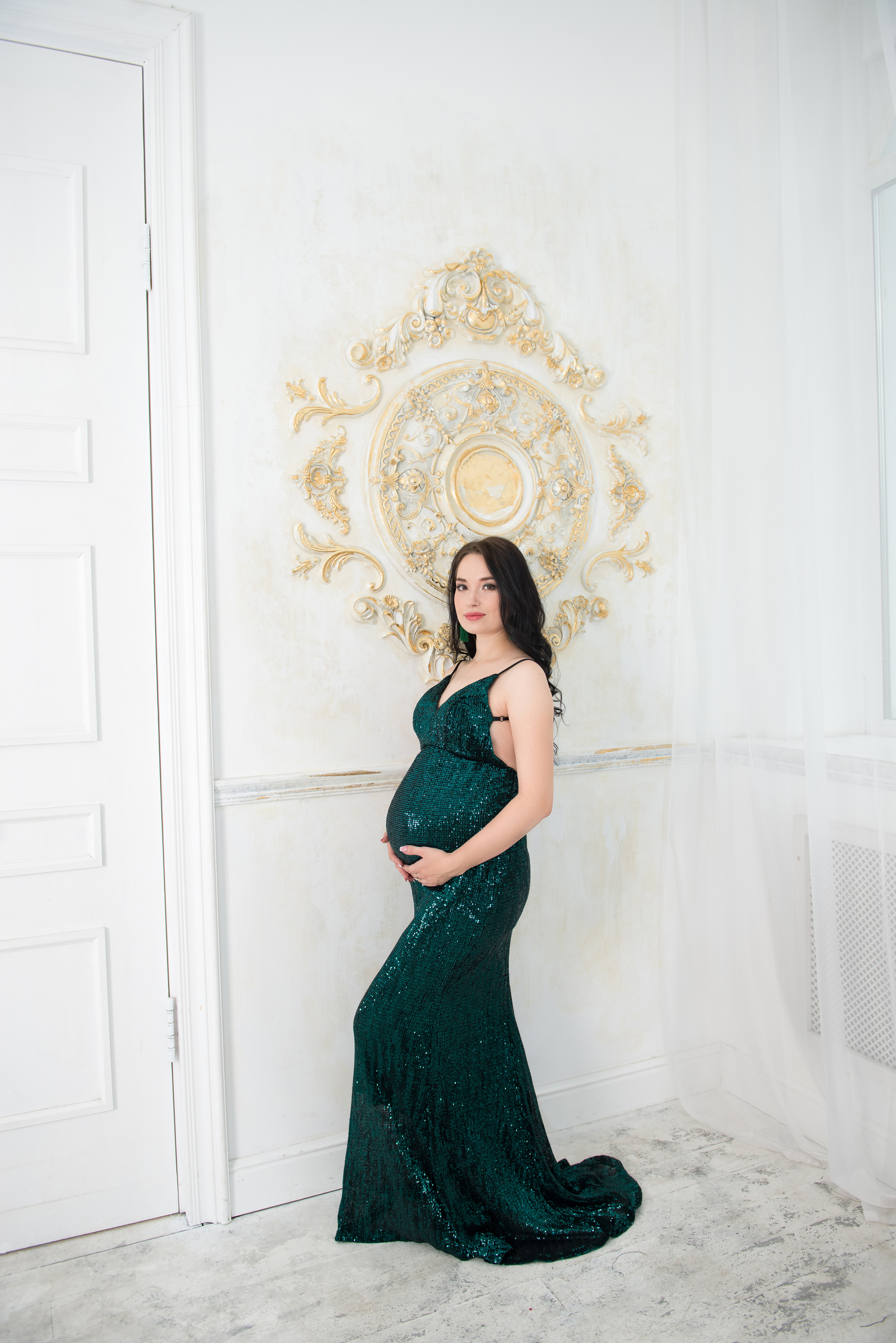 Фотосессия беременности для девушки в зеленом платье