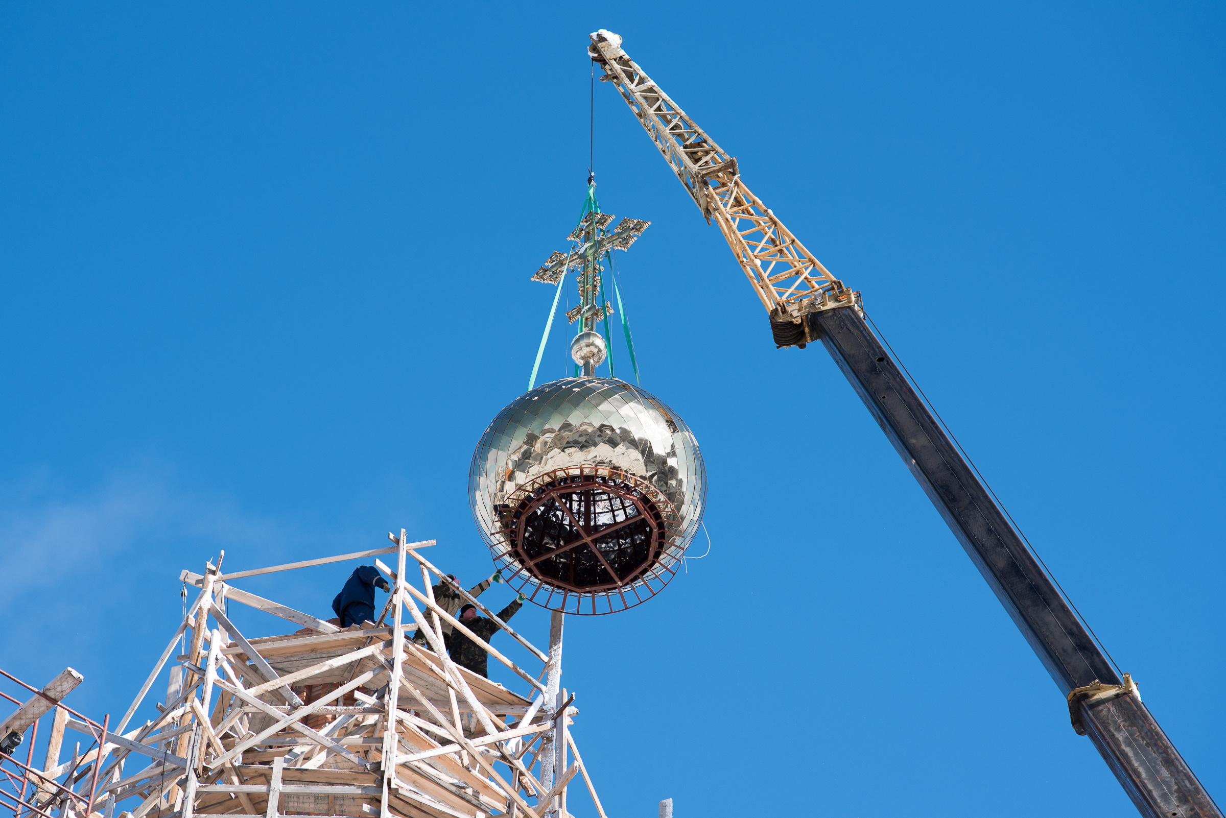 Подъем купола на храм Николая Чудотворца Новочебоксарск Чувашия. Фотограф  Крещения и Венчания Калининград