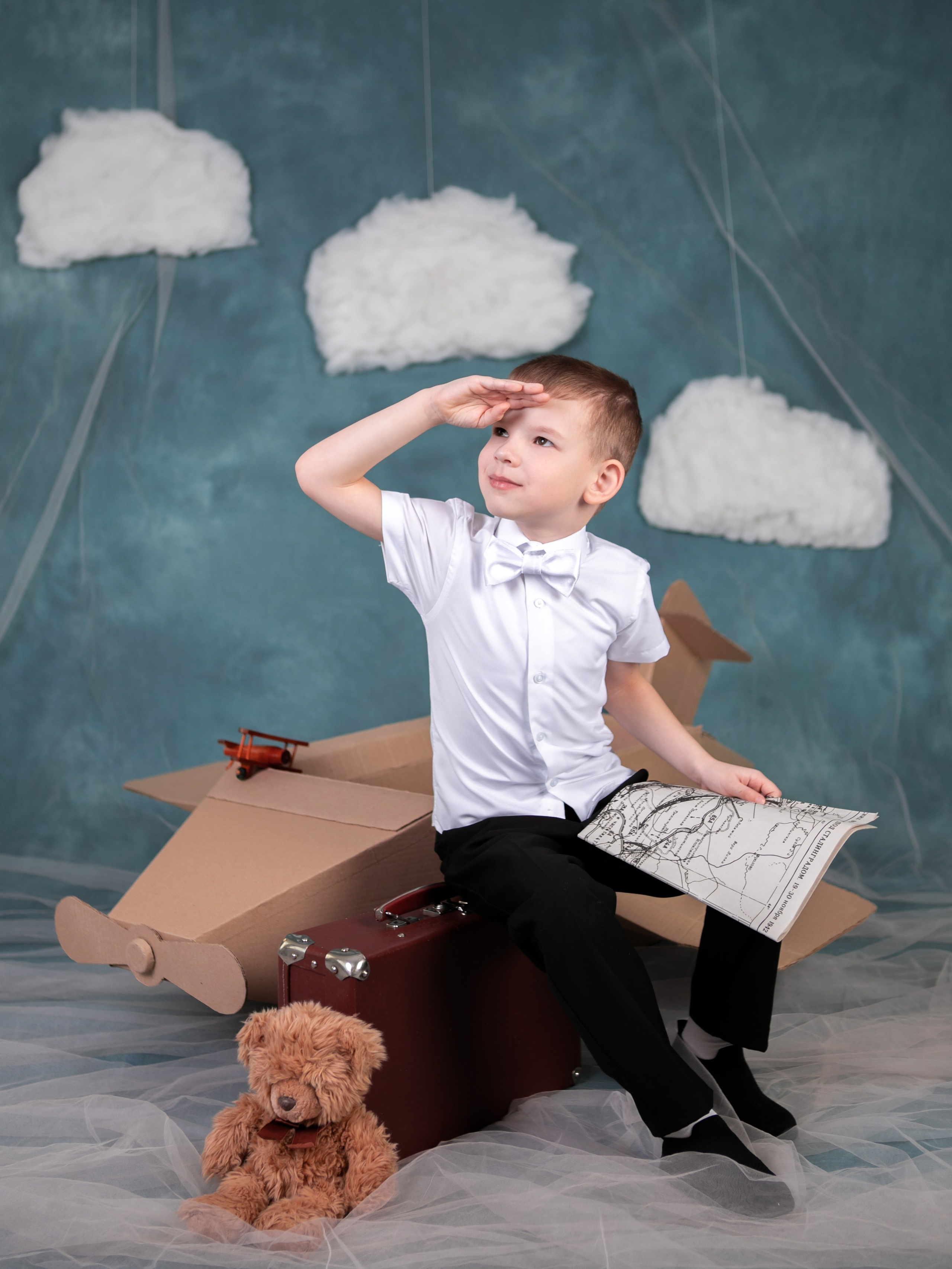 Общее фото в детском саду с выездным реквизитом в Тюмени. Выпускные альбомы в Тюмени для школ, садов, вузов спортивных секций