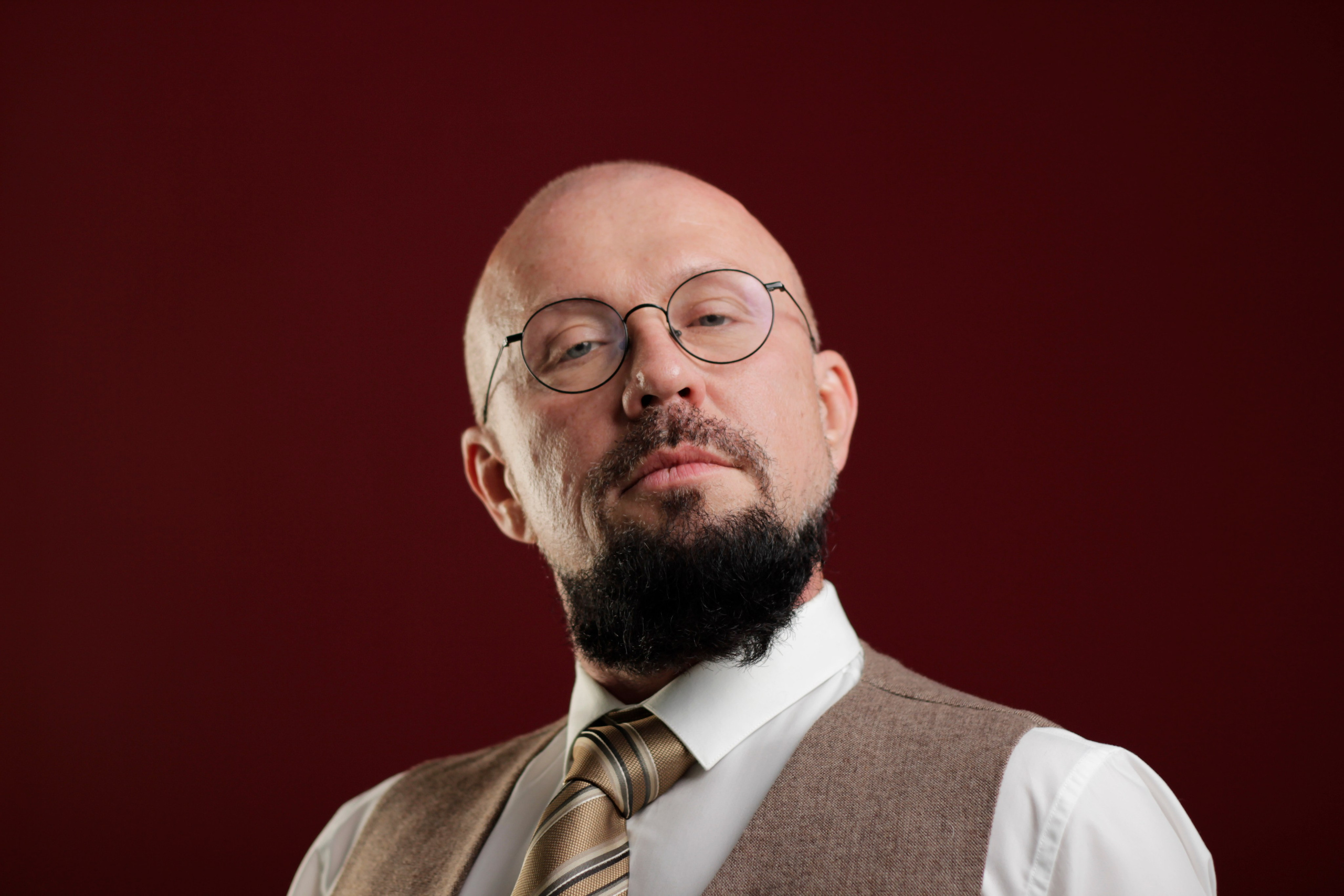 Красный фон. Репортажная и студийная съёмка в Челябинске — Захар Стеничкин