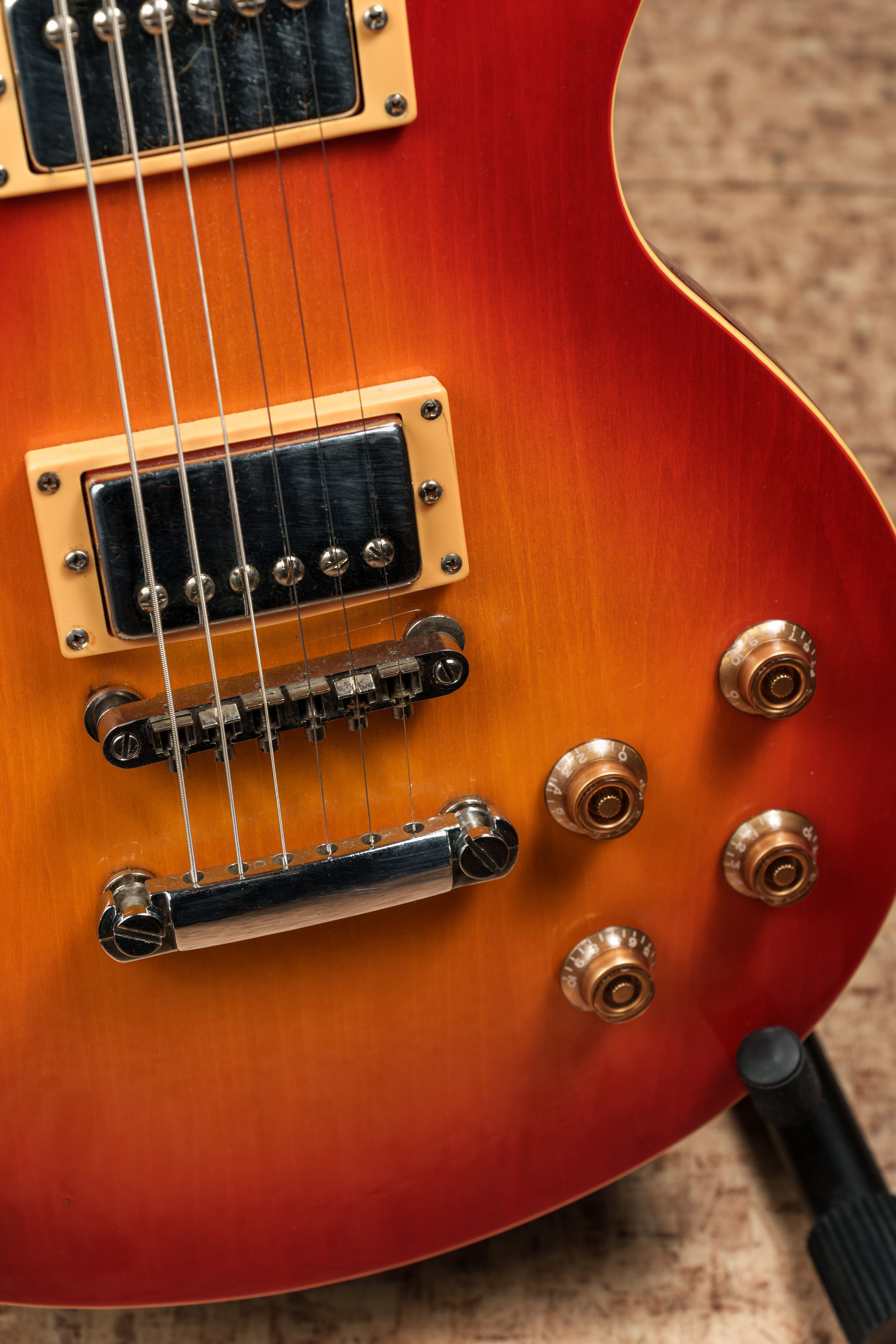 Фотосъемка электрогитар для продажи. Интерьерный фотограф и ретушер в Красноярске Денис Антропов