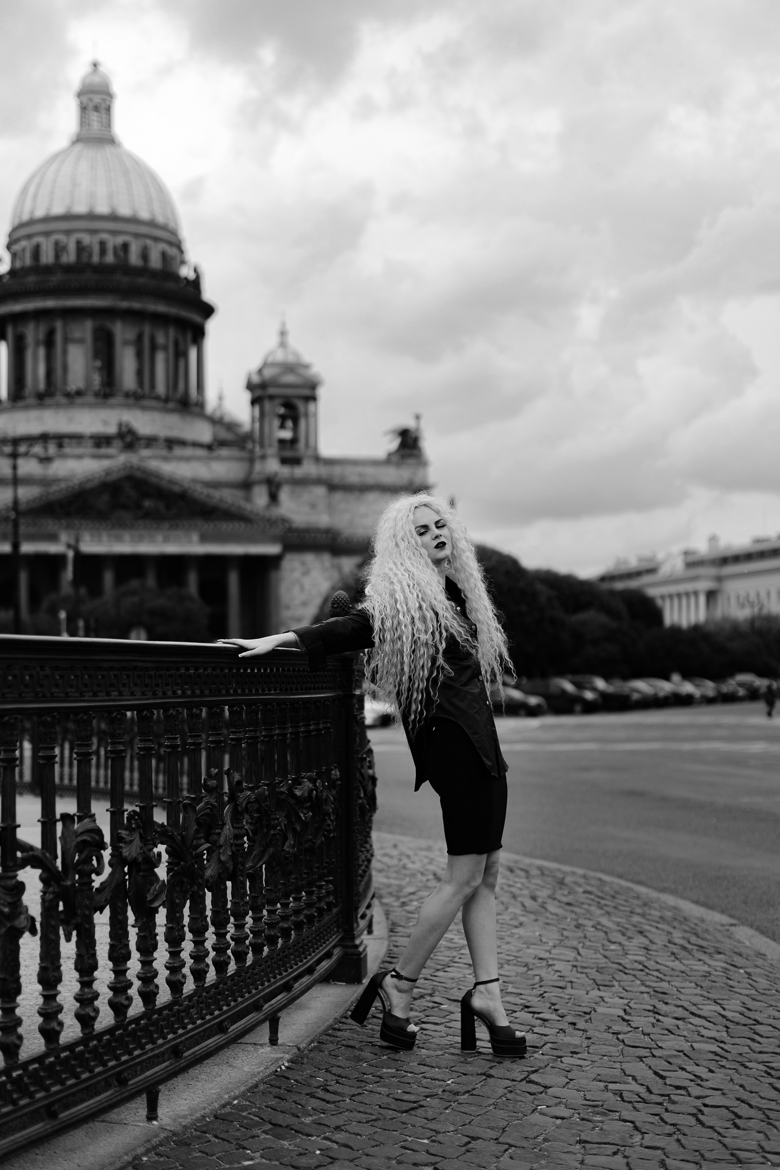 Портрет на Исаакиевской площади в пасмурный день