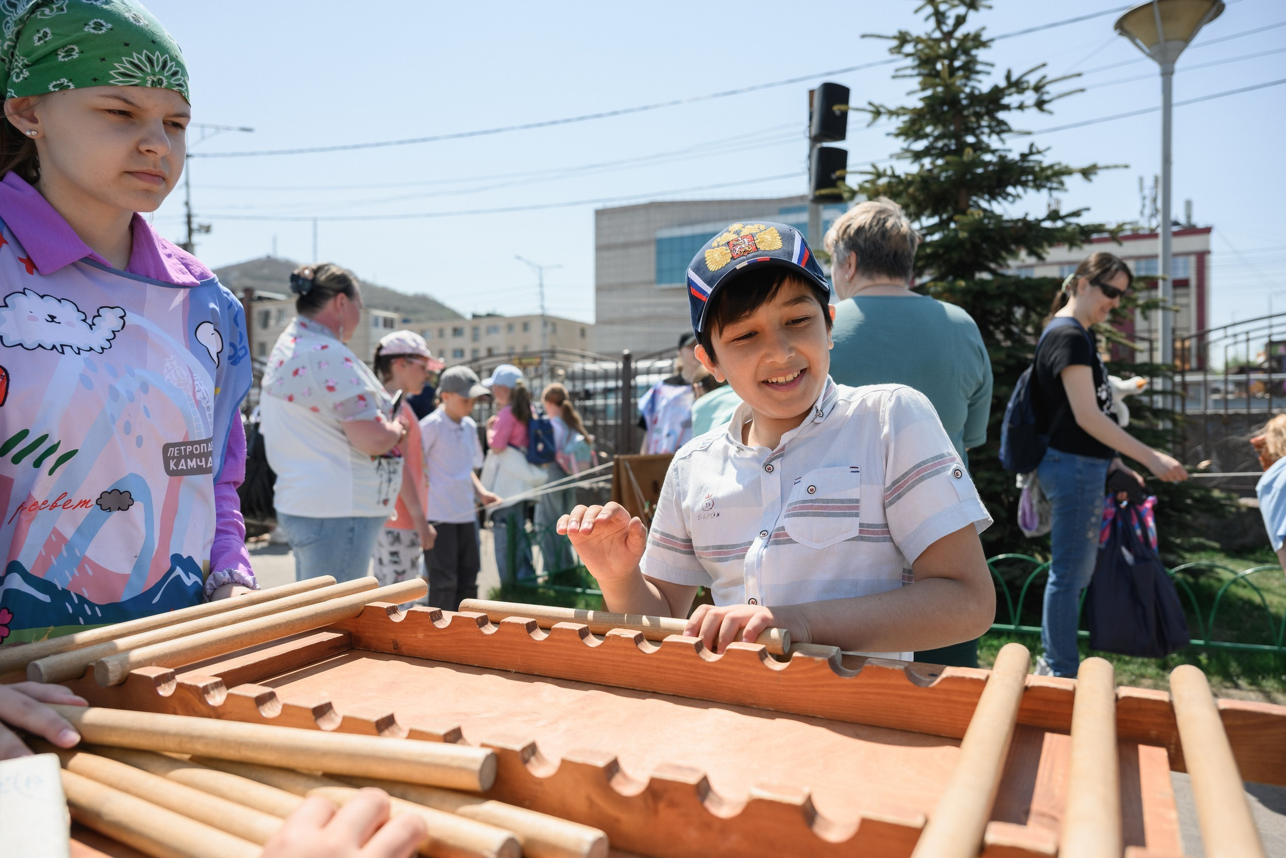 Фотосъемка открытия фонтана в День защиты детей в Петропавловске-Камчатском. Детская фотосессия у фонтана в Петропавловске-Камчатском, Яркие эмоции детей на празднике в Петропавловске-Камчатском. Фотосъемка семейного праздника у фонтана в Петропавловске-Камчатском, Профессиональная съемка детских мероприятий в Петропавловске-Камчатском.  