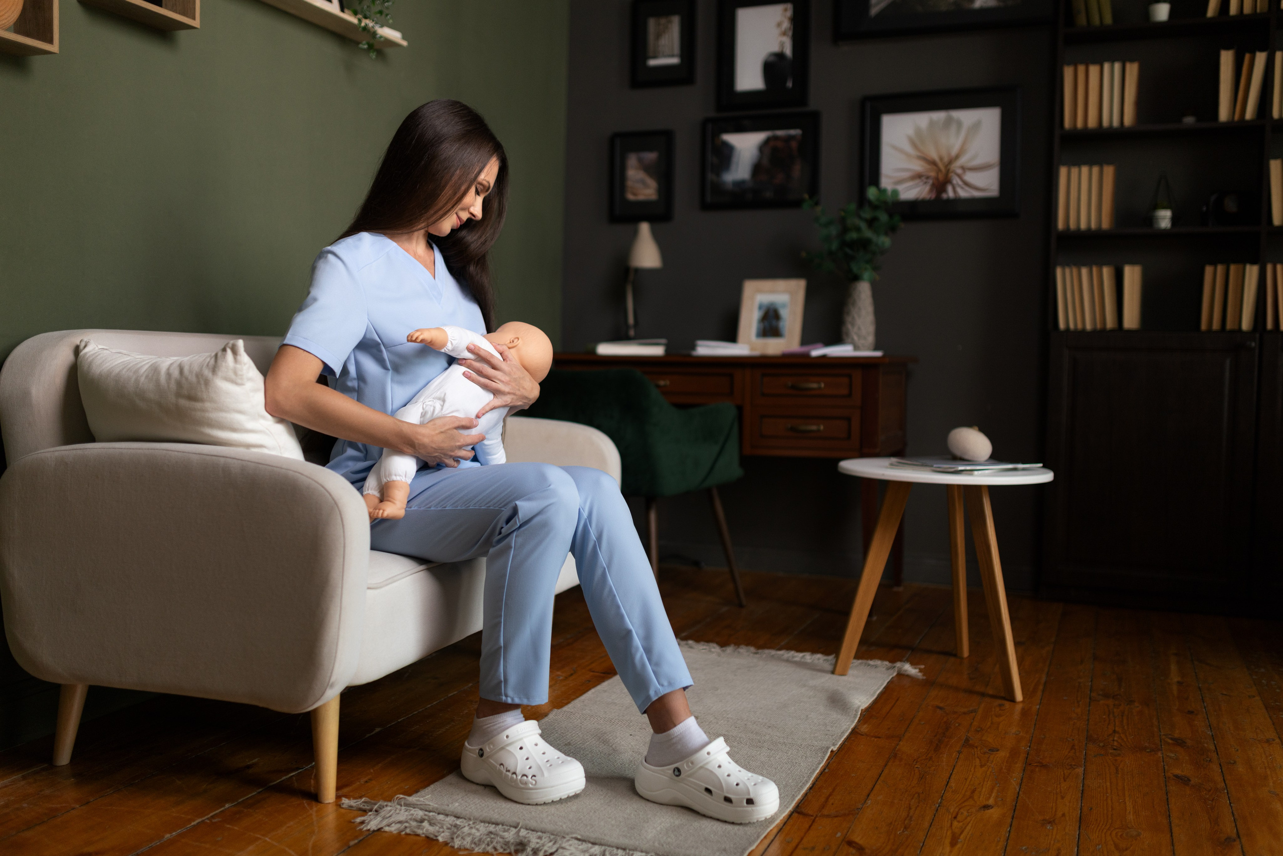 Контент съемка в студии с интерьером с Оксаной — специалиста по грудному вскармливанию для контента. Дмитрий Шульгин, портретный фотограф в Воронеже