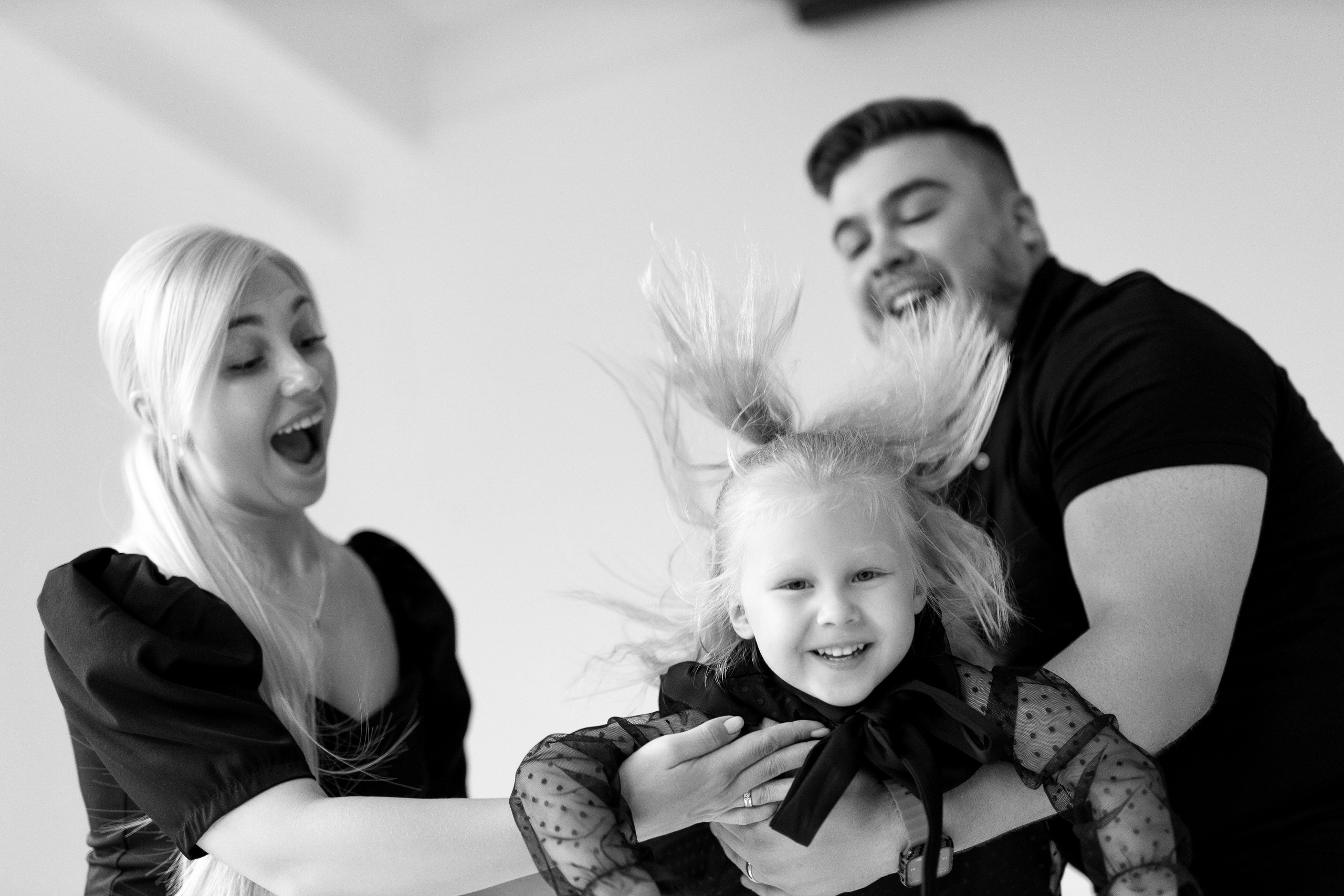 Семейная фотосессия монохром. Свадебный и семейный фотограф в Алматы Алексей Балышев