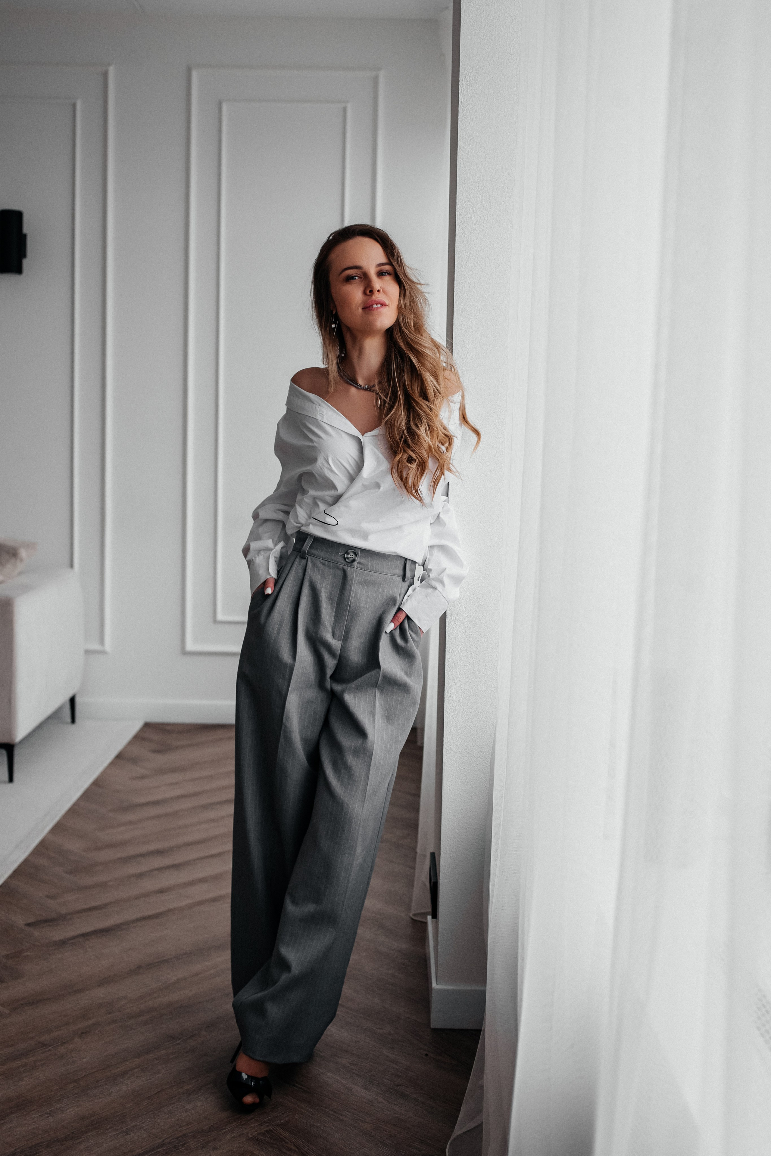 Фотография в каталоге помогает покупателю подобрать нужный това. Таким образом, фотосессия одежды для маркетплейсоа - очень важная задача для производител илил ритейлера. Первое - это выбрать хорошего фотографа. Контентный фотограф в Гродно