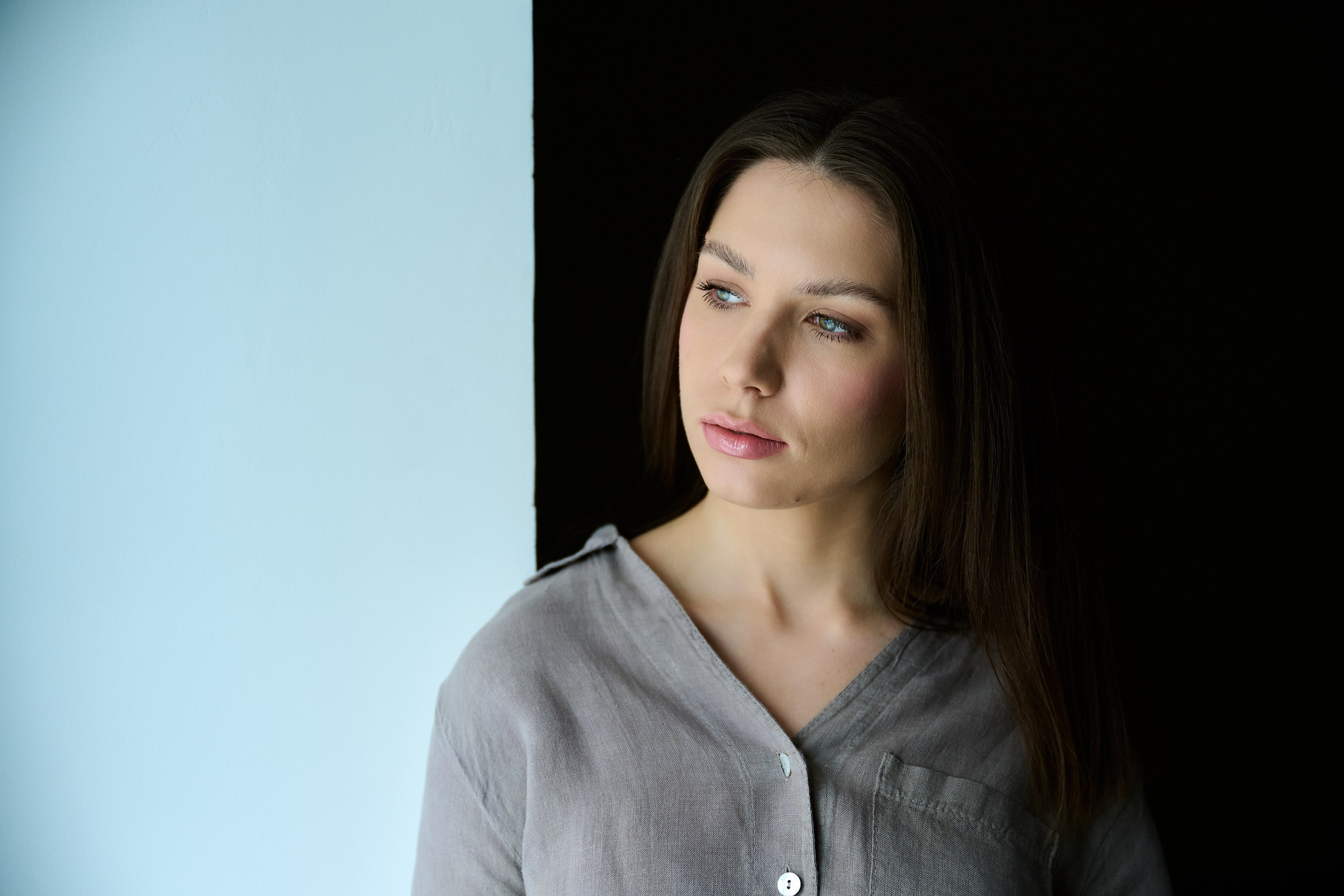 Тихая женская фотография — съёмка без ролей и позирования, где важнее состояние, чем образ