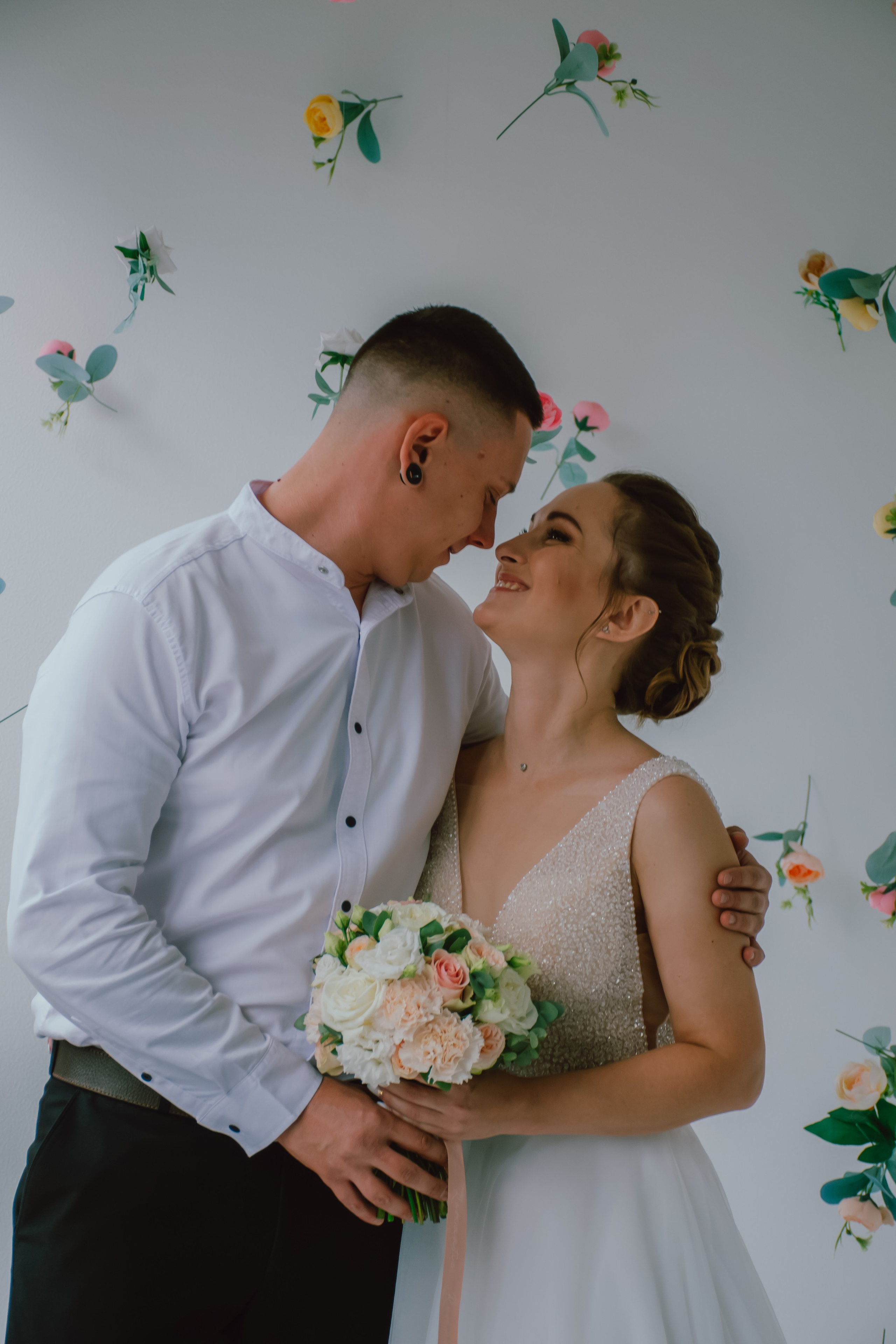 Торжественный свадебный портрет с эмоциональным взглядом пары