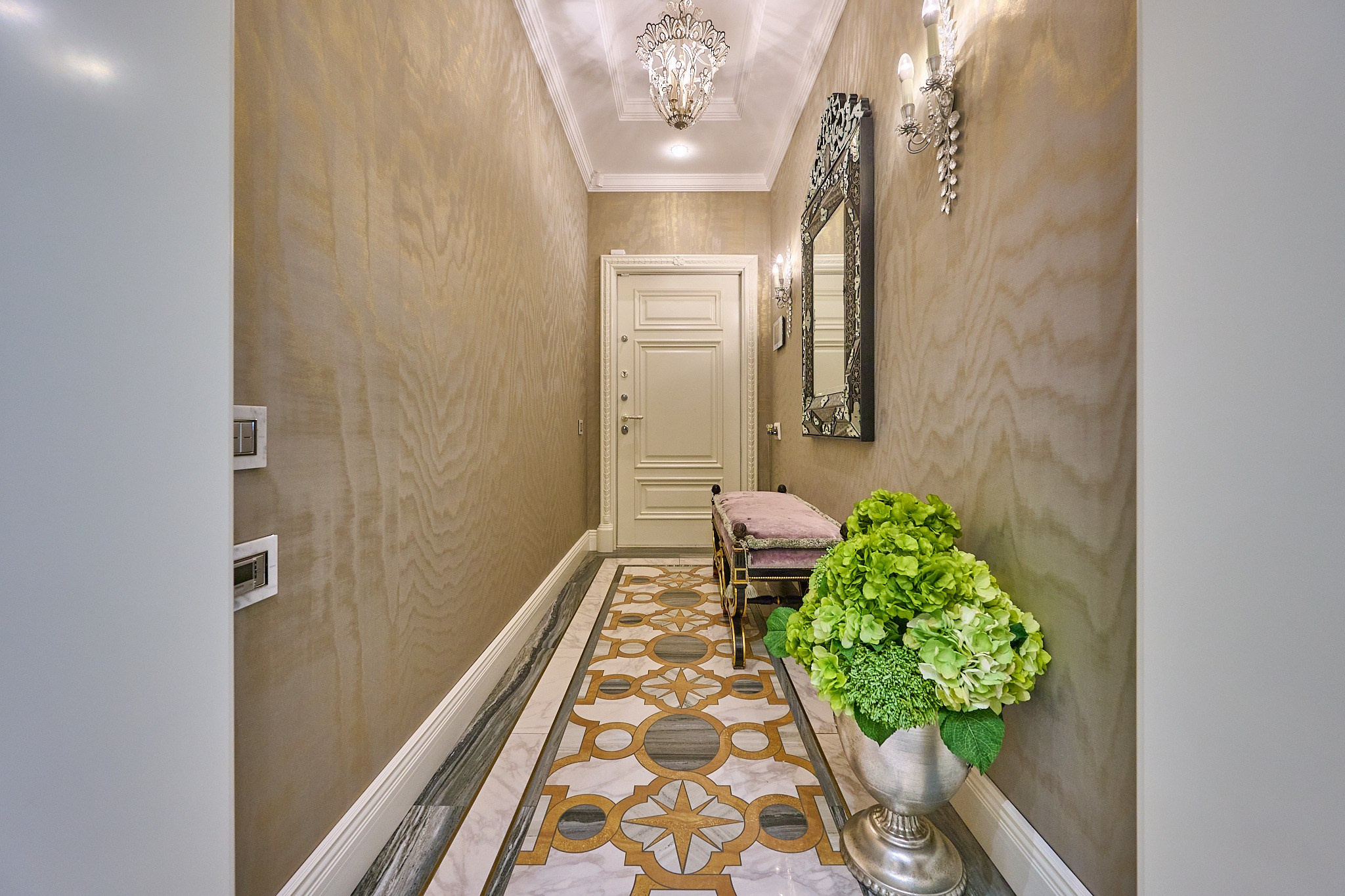 светлая дверь интересный пол рисунки светлые цвета 