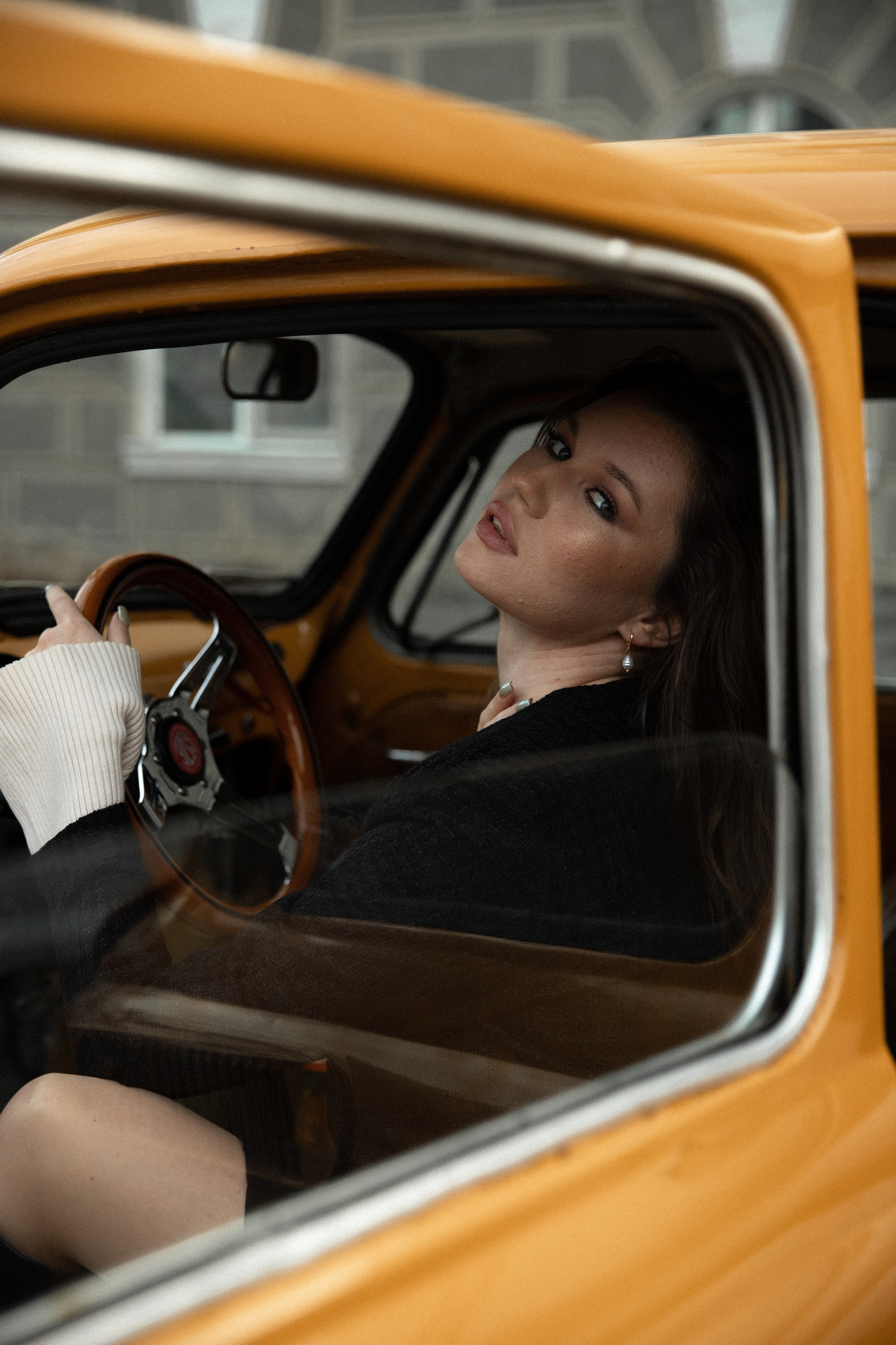 Женская фотосессия с ретро авто. Свадебный фотограф Бакрымова Валентина