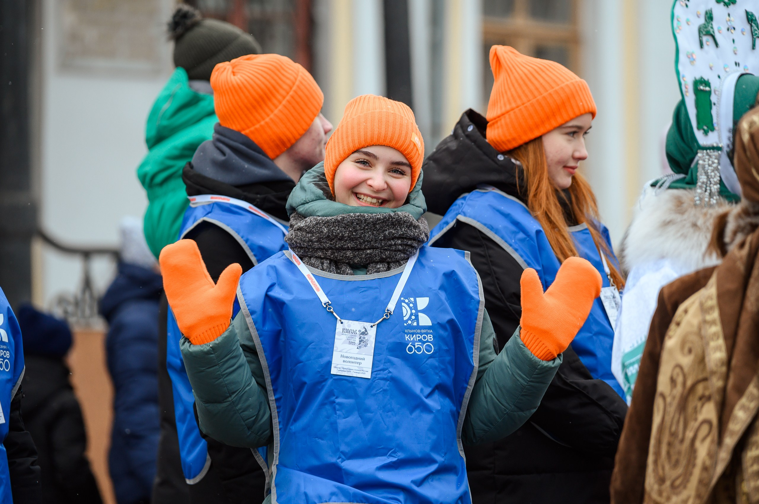 Новогодние волонтеры | Открытие Новогодней столицы Кирова 2025. Репортажный фотограф в Кирове Александр Лутошкин
