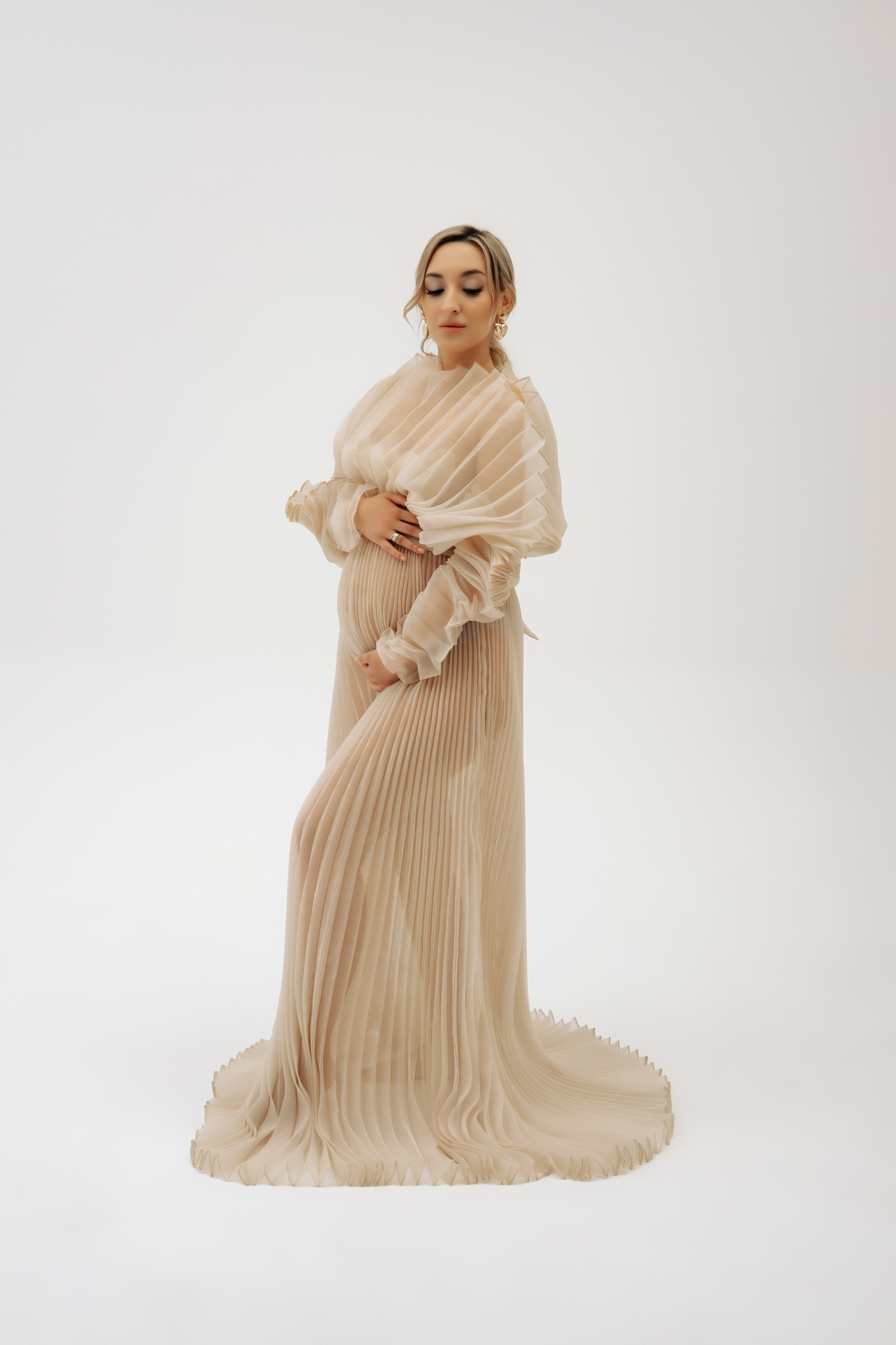 Бежевое платье гофре. Профессиональный Фотограф в Казани Яна Забелина