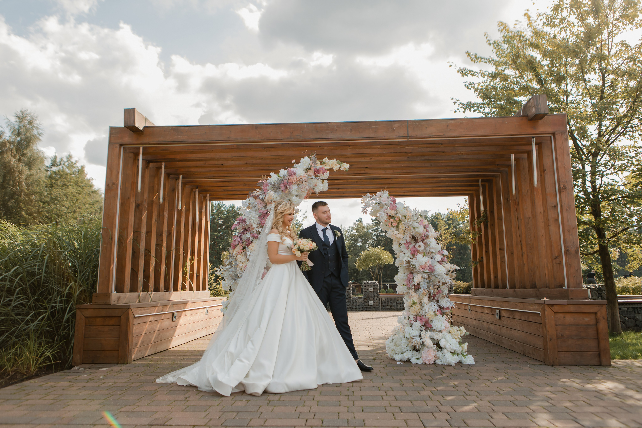Юрий и Кристина. Видеосъемка и фотосъемка свадеб. Фотограф и оператор на свадьбу. Видеосъемка подкастов, собственная видео-фотостудии. Предметная фотосъемка