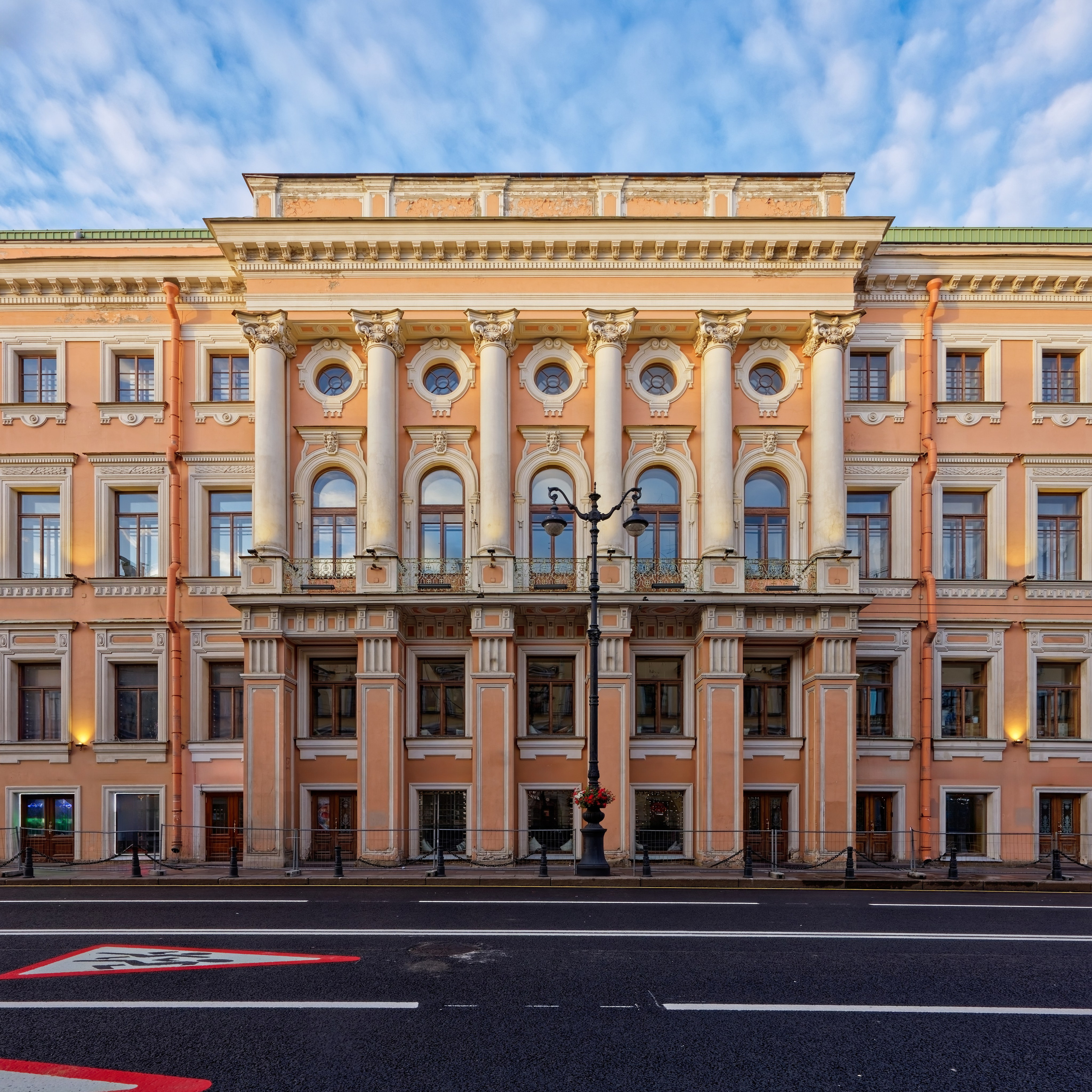 Санкт-Петербург, Невский проспект, дом 15 (Большая Морская улица, дом 14). Дом Чичерина (купцов Елисеевых) с домом Косиковского, 1814 год. Архитектор Василий Петрович Стасов, 1860 Николай Павлович Гребёнка (перестройка). ОКНРЗ 781620564900005