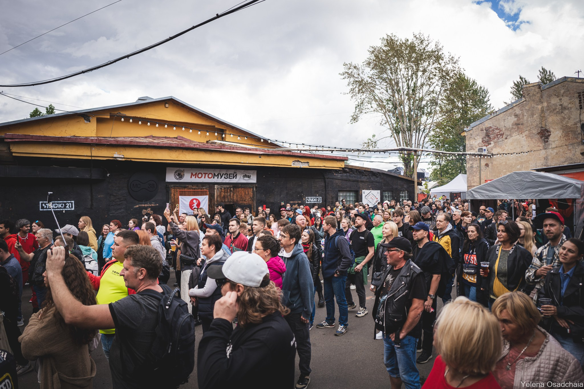 Живой 2025 — День 1. Елена Осадчая — фотографирую музыку на сцене и в жизни