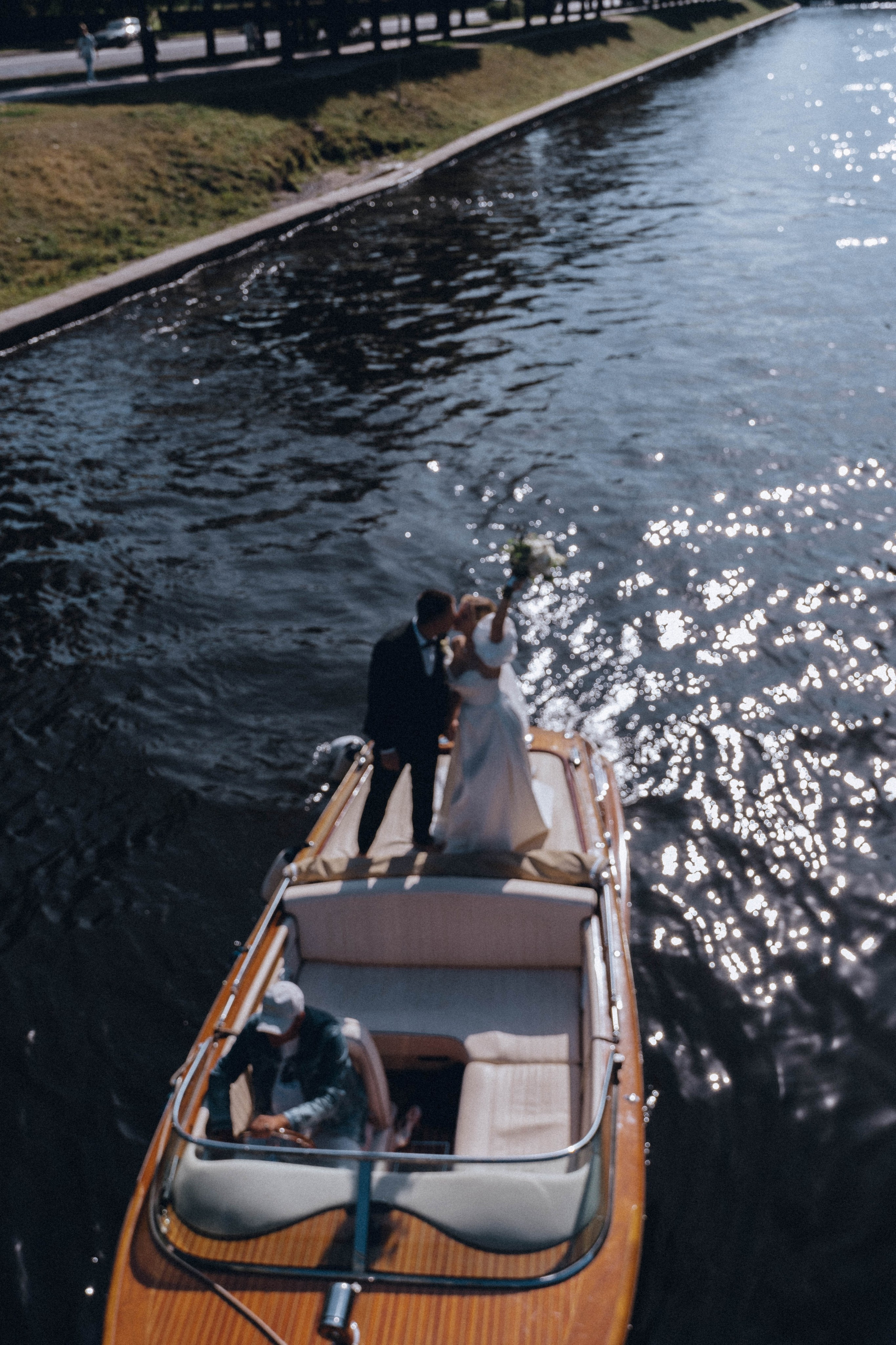 СВАДЕНБНАЯ СЬЕМКА НА КАТЕРЕ ПО КАНАЛАМ САНКТ-ПЕТЕРБУРГА И В АКВАТОРИИ НЕВЫ. Профессиональный фотограф, Санкт-Петербург — Виктория Богомолова