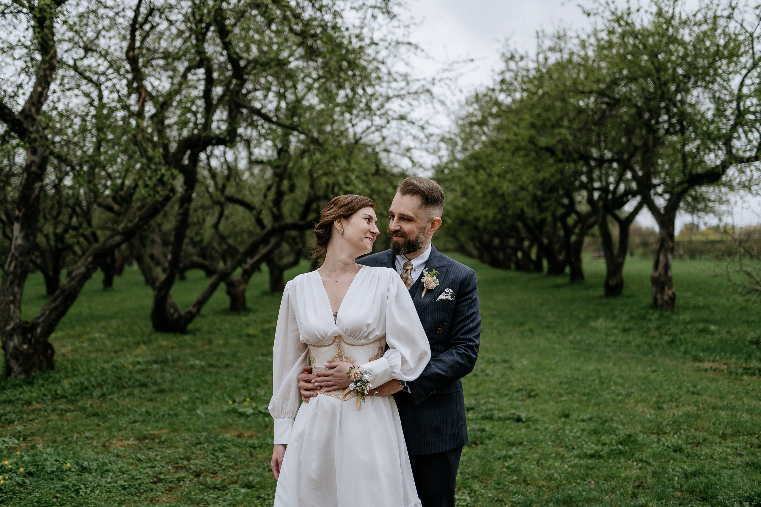 Свадебная фотосессия в яблоневых садах в коломенском парке