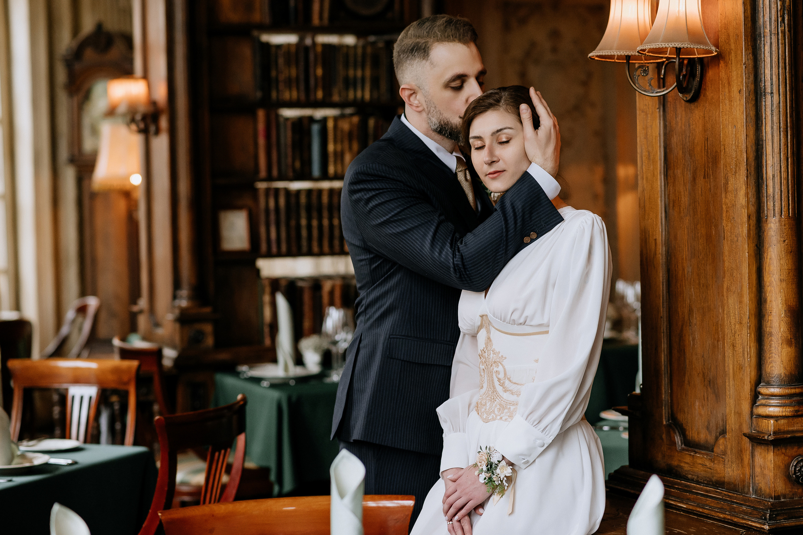 Фотосессия жениха и невесты в кафе Пушкин