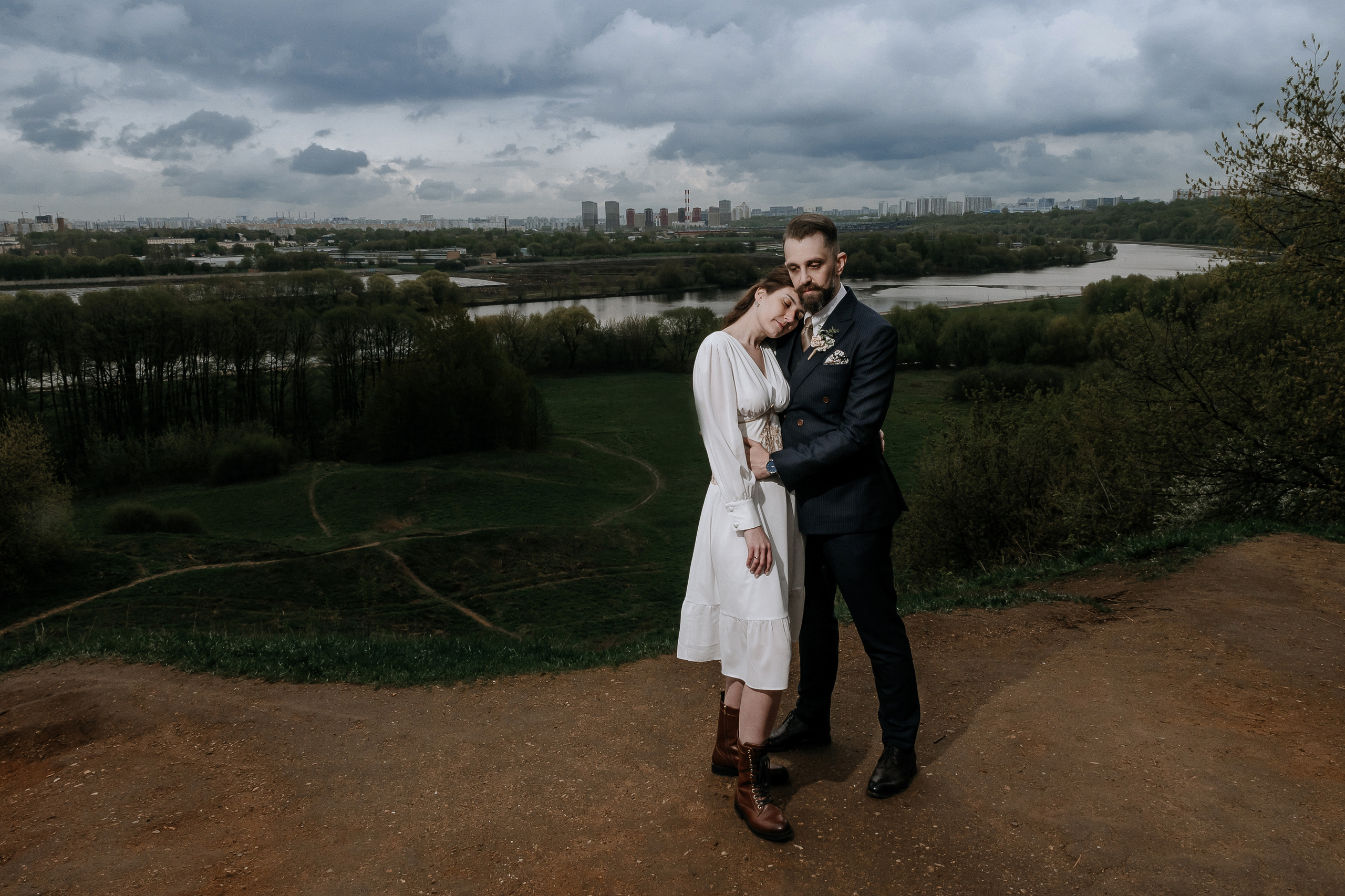Свадебный портрет на смотровой в коломенском парке 
