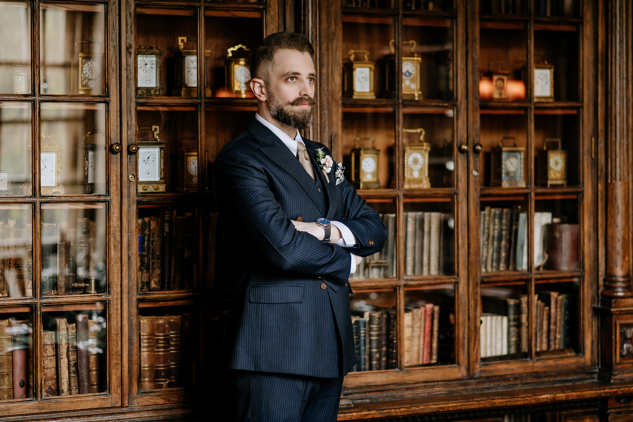 Портрет жениха в кафе