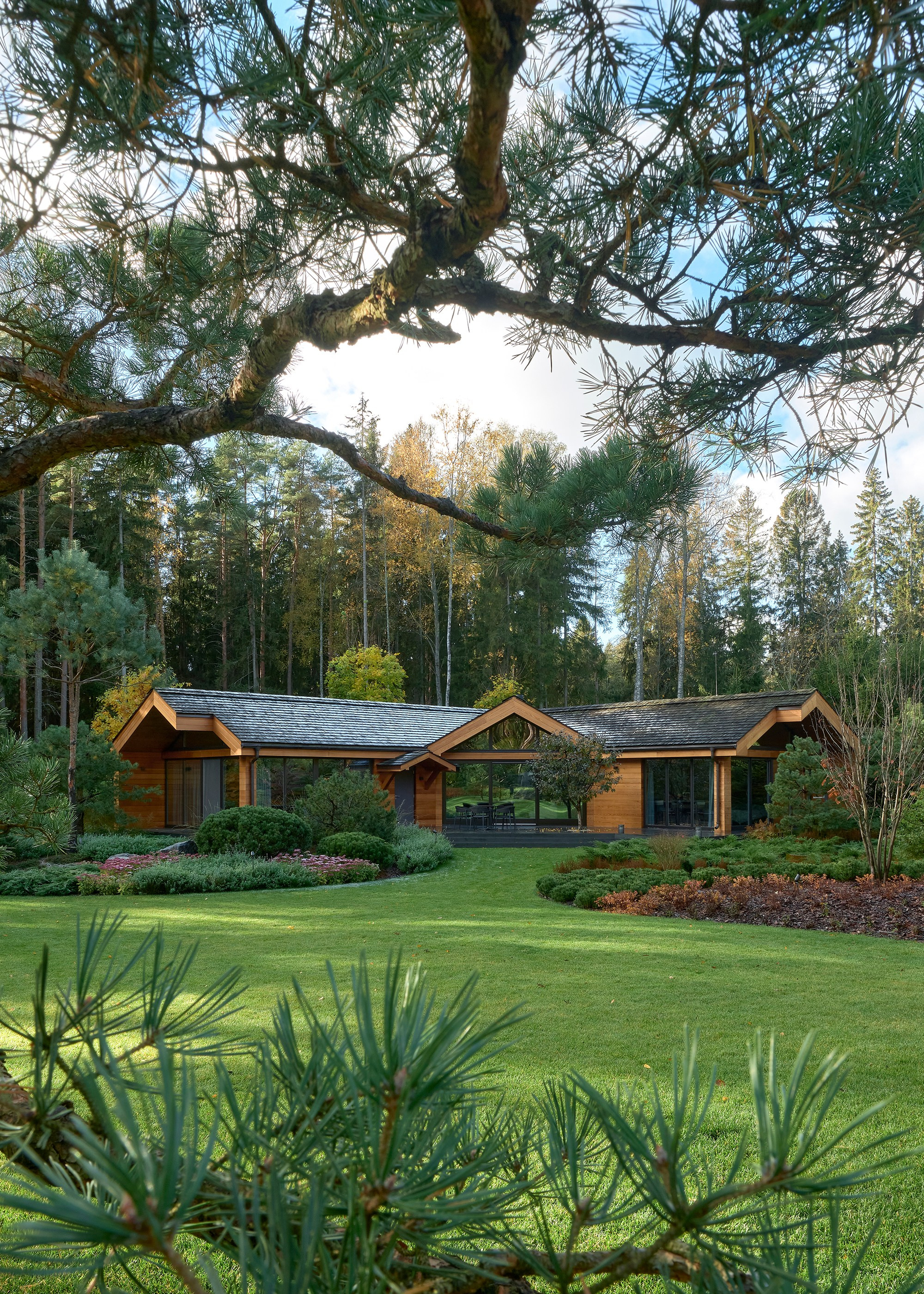 Усадьба Хрустальное: фотосъемка частного сада Валерия Федотова в Репино для L.BURO. Фотограф Наталья Соловьева | interioto