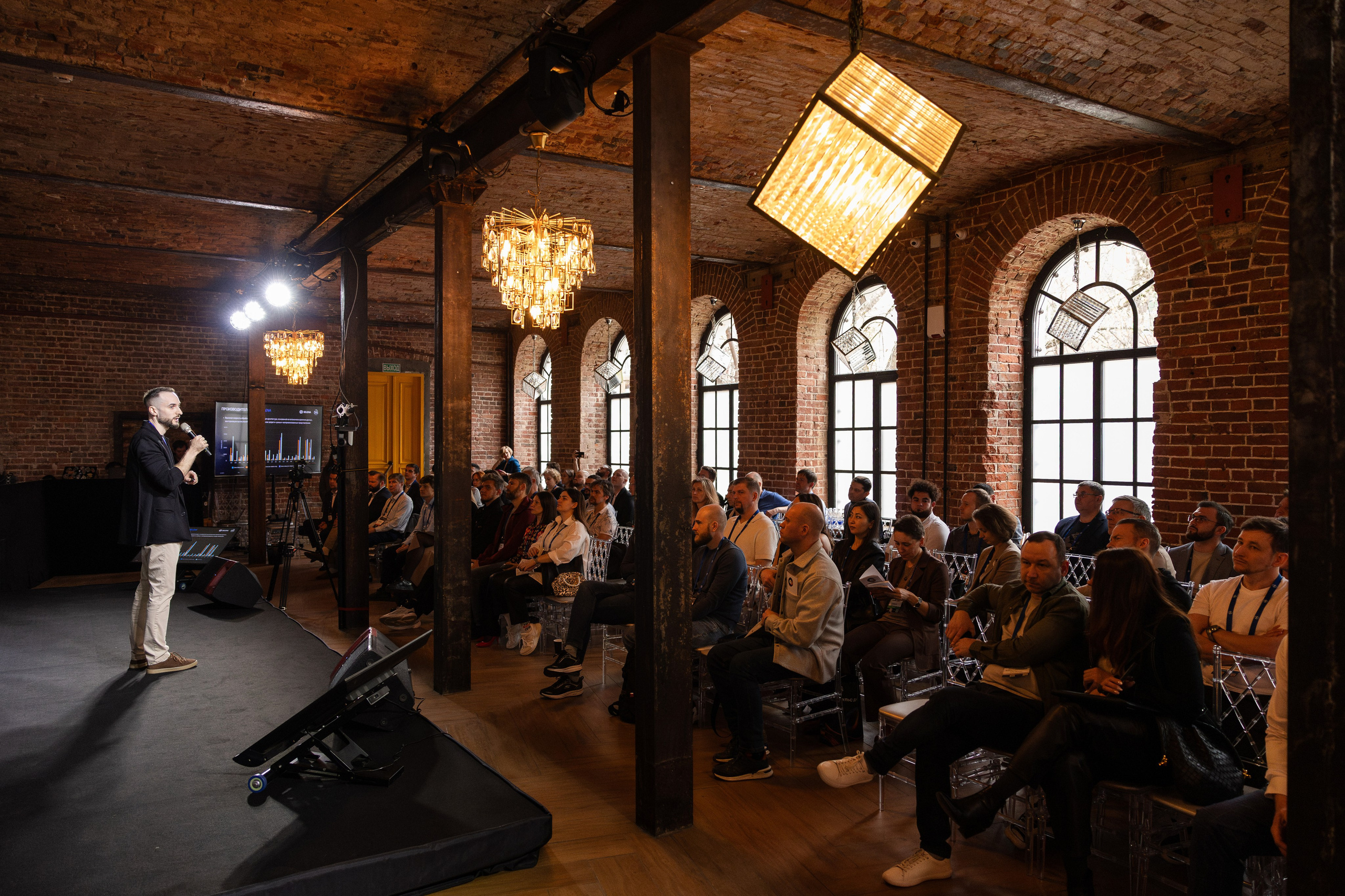 Data Summit 2025. Свадебный репортажный фотограф в Москве