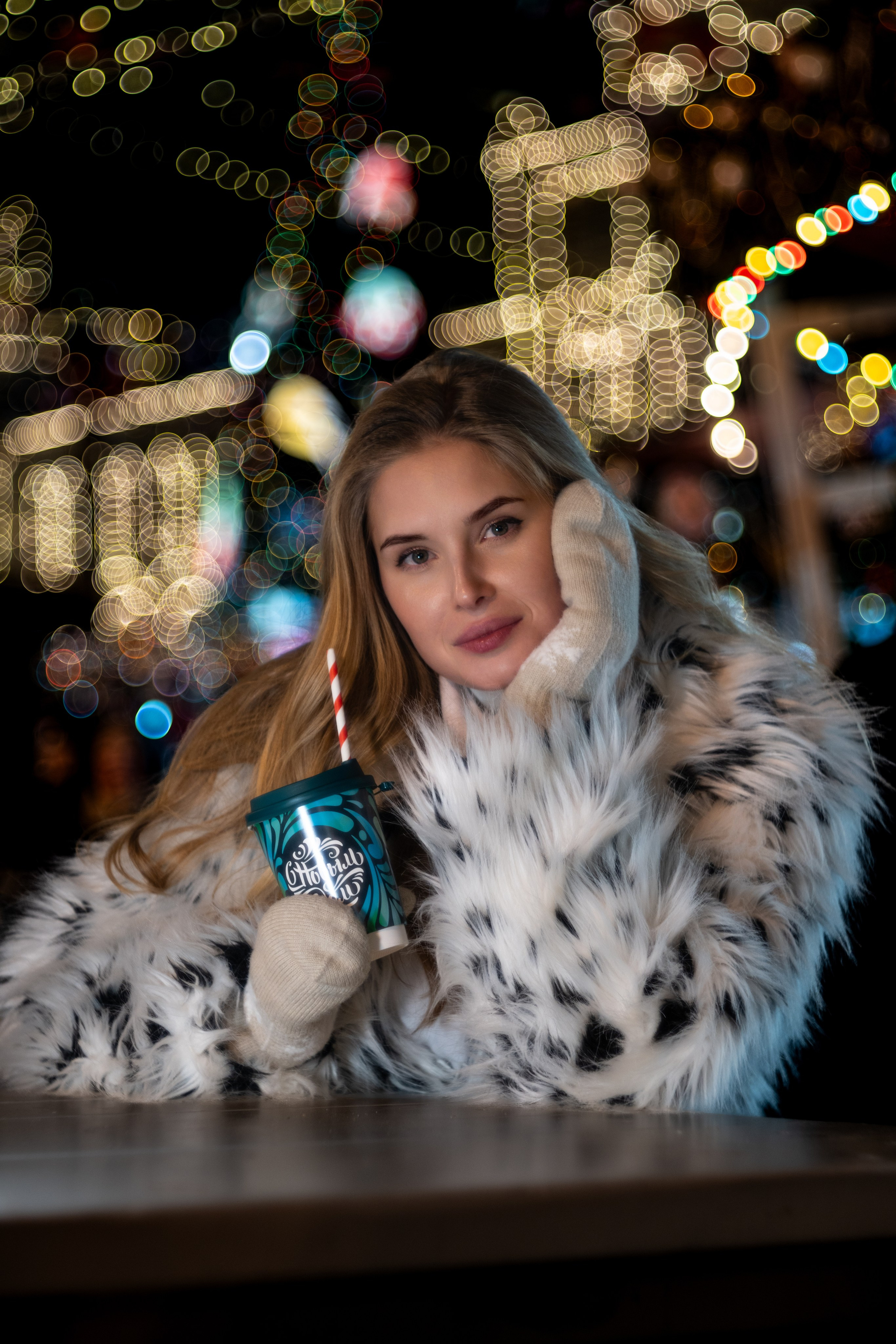 девушка в новый год гуляет в белой шубе по красной площади около гума