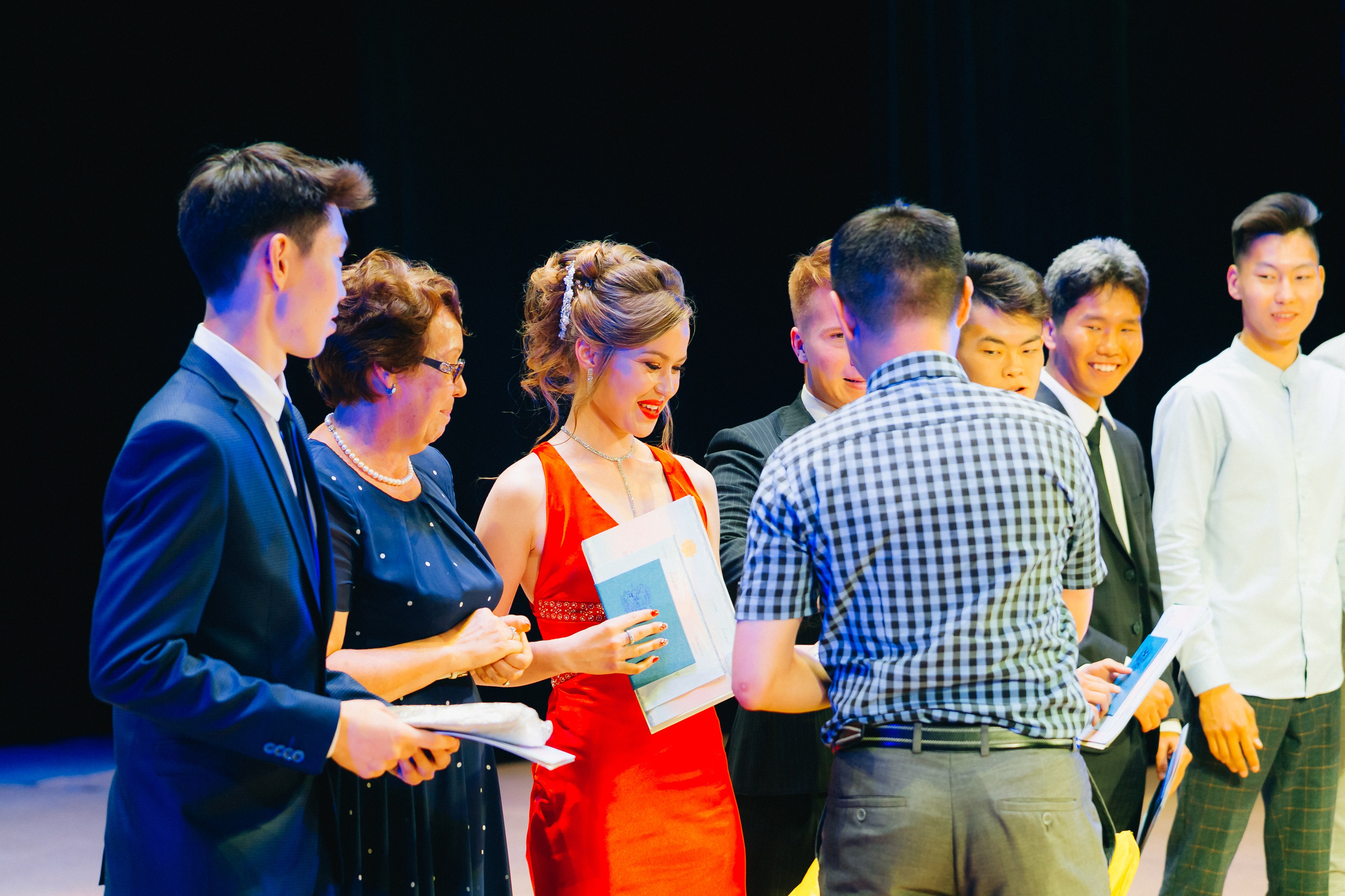 Вручение аттестатов 14 Гимназия. Свадебный и семейный фотограф в Улан-Удэ