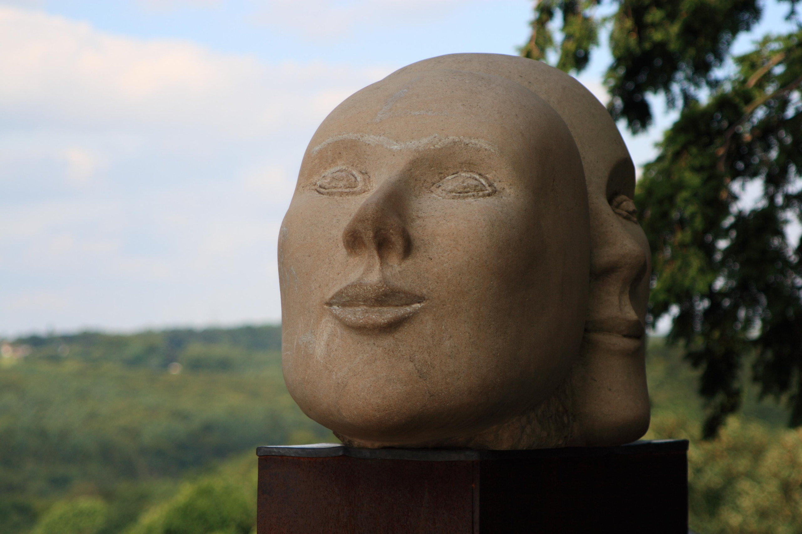 Скульптура возле замка в Золингене. Германи.