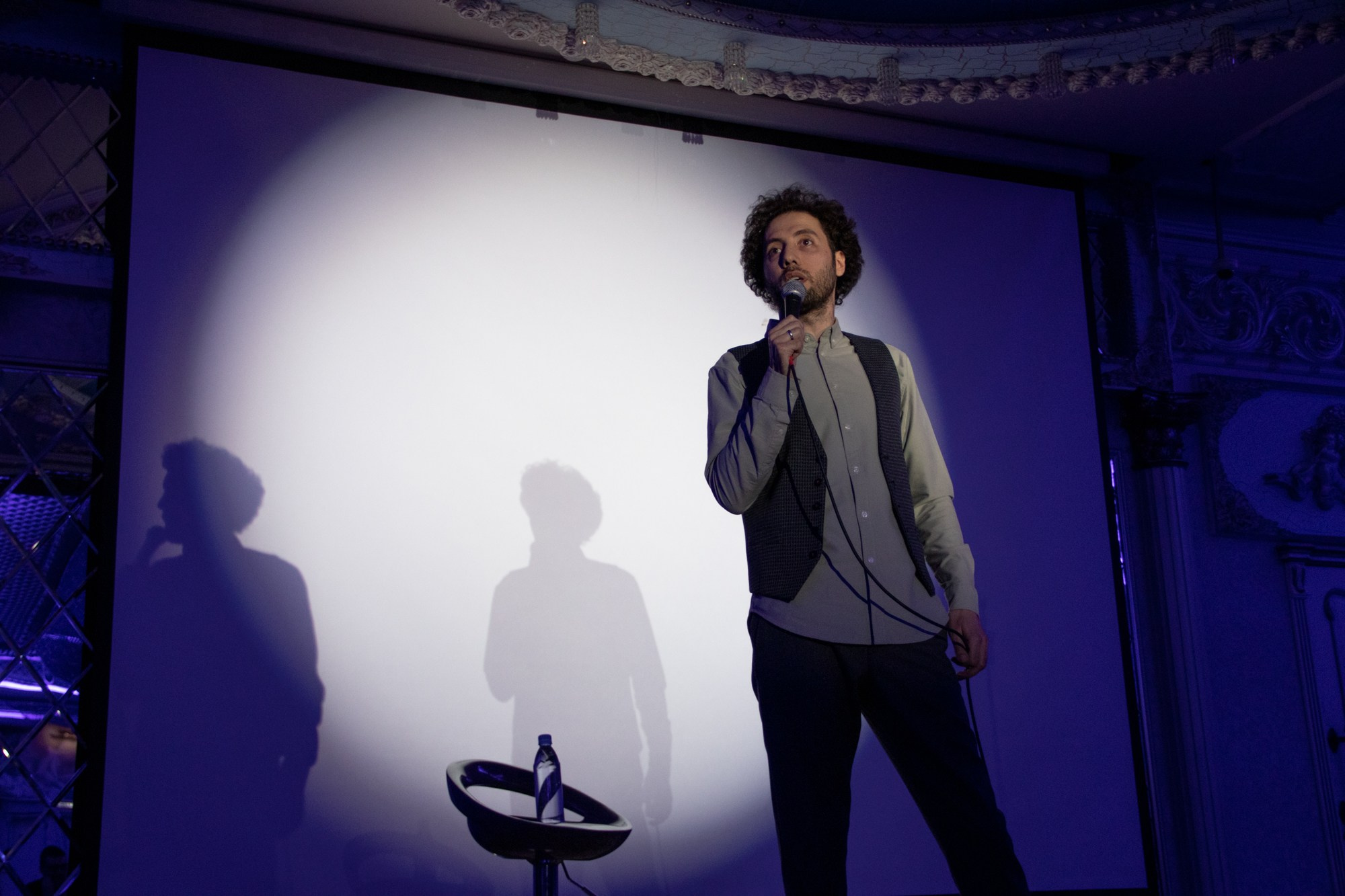 Выступление стендап-комика Дмитрий Романов. Репортажный, промышленный и маркетплейс-фотограф Дмитрий Чернат