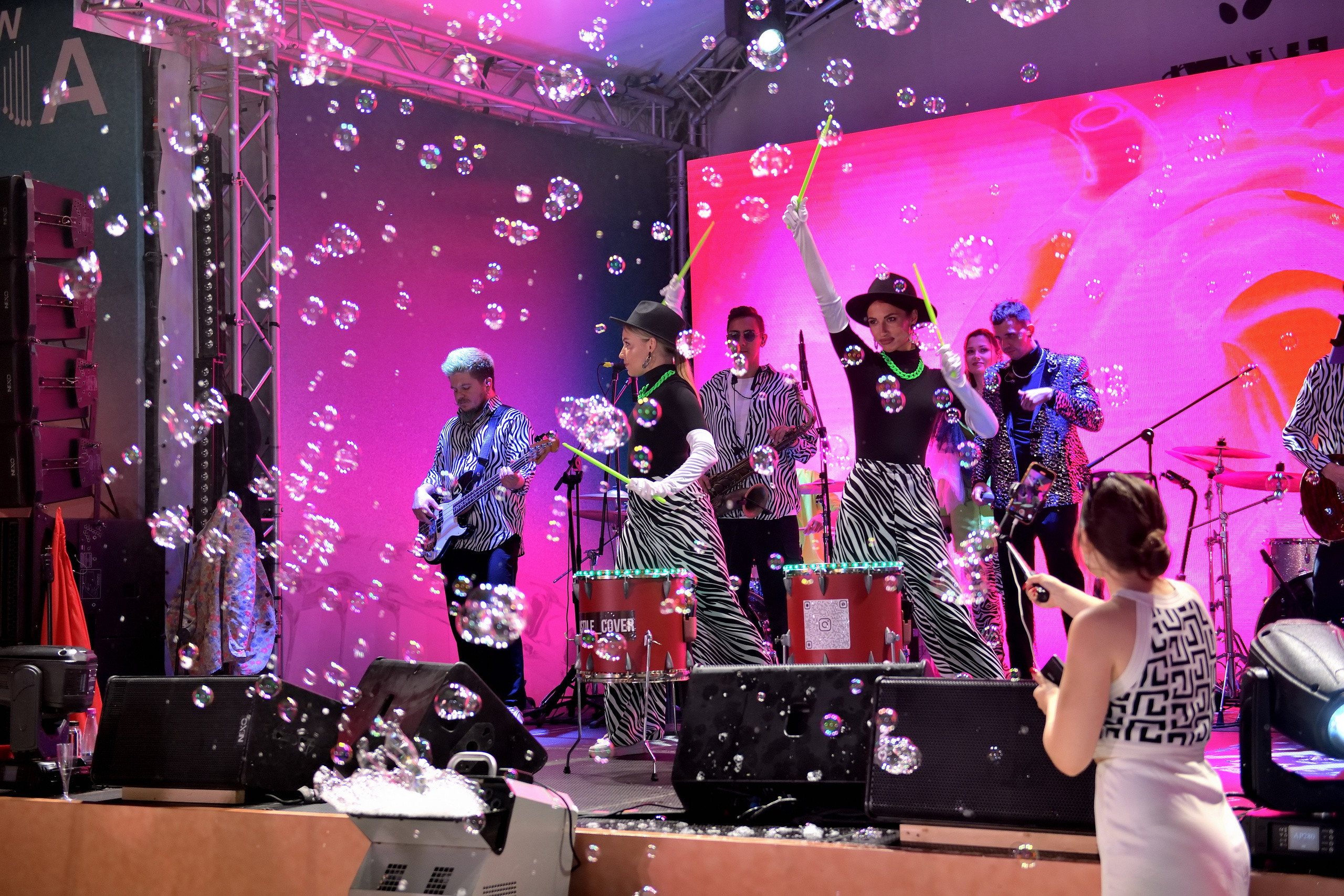 "Красивое шоу из мыльных пузырей на летнем корпоративе".