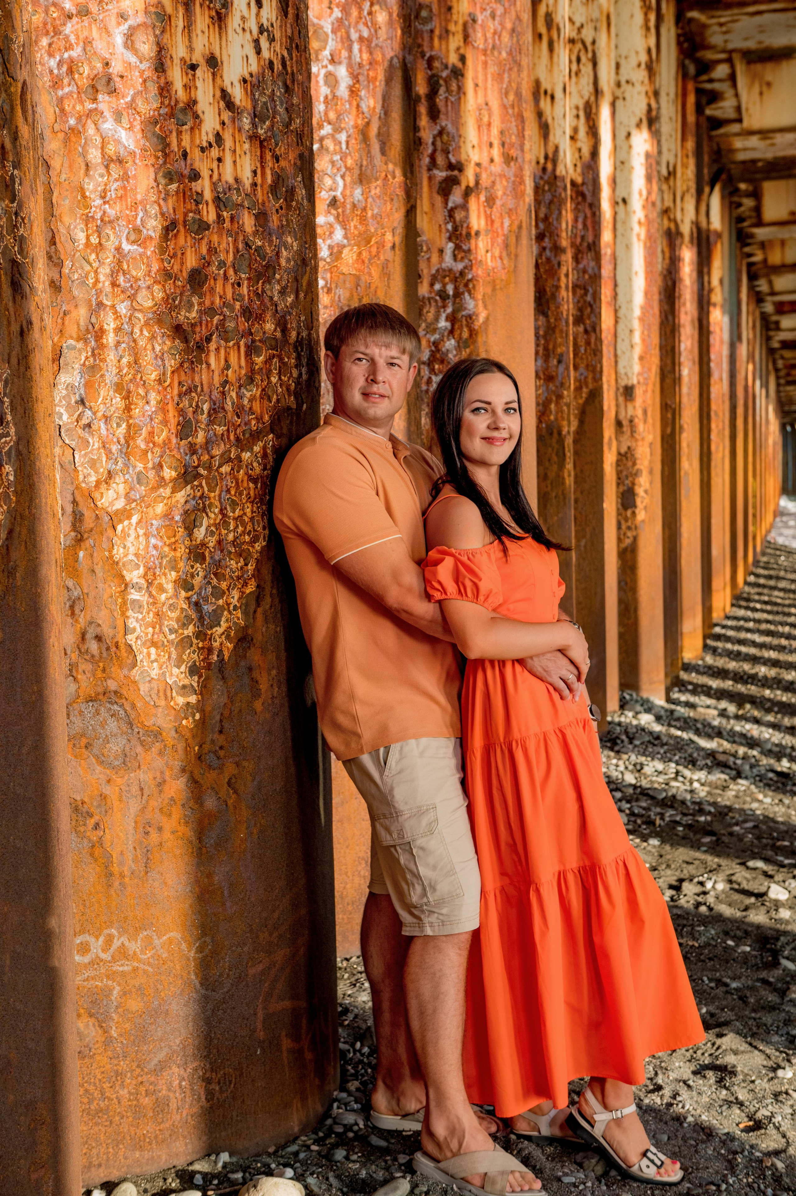 девушка и парень на фоне ржавых труб в Сочи