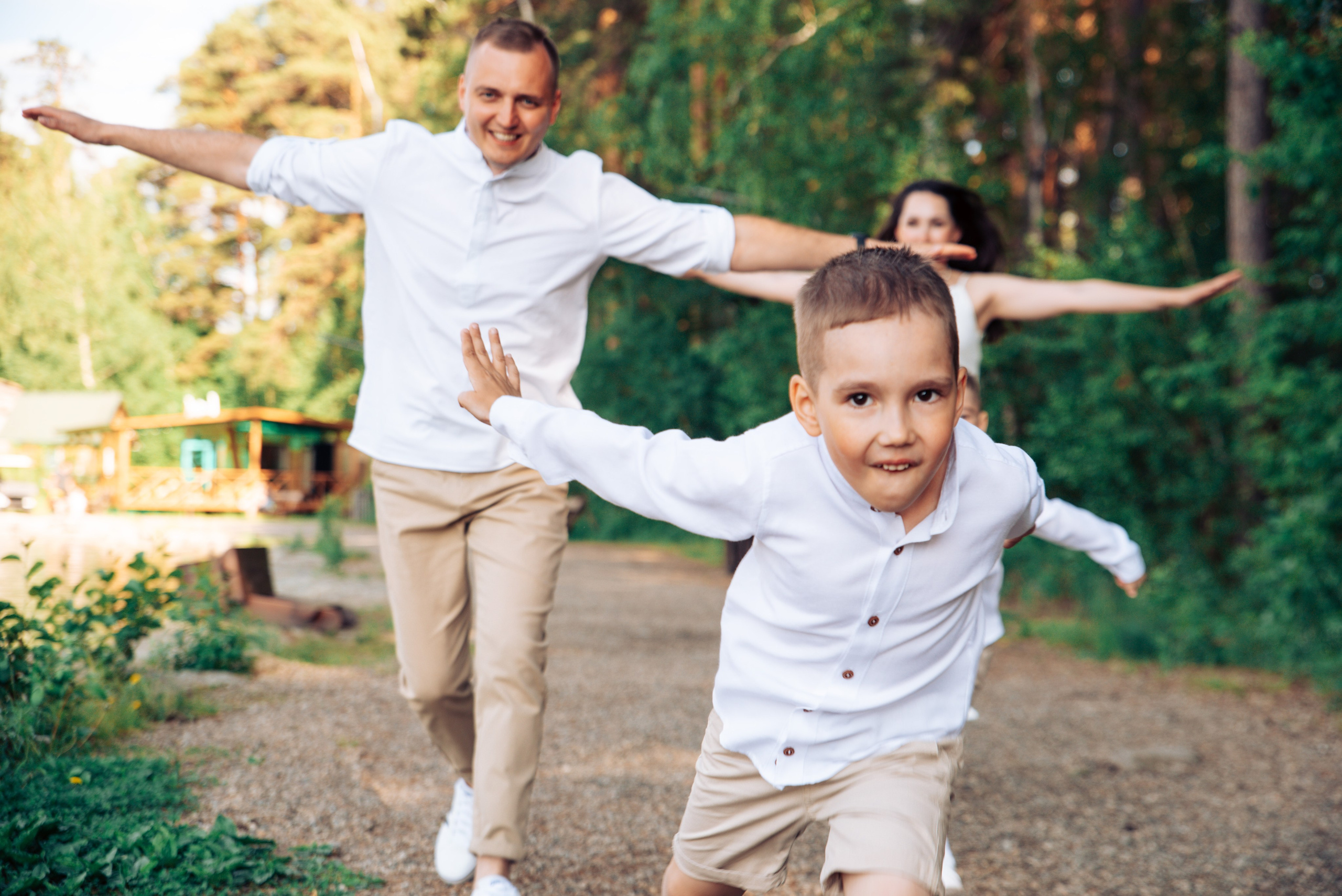 Семейная прогулка летом на берегу озера по пляжу