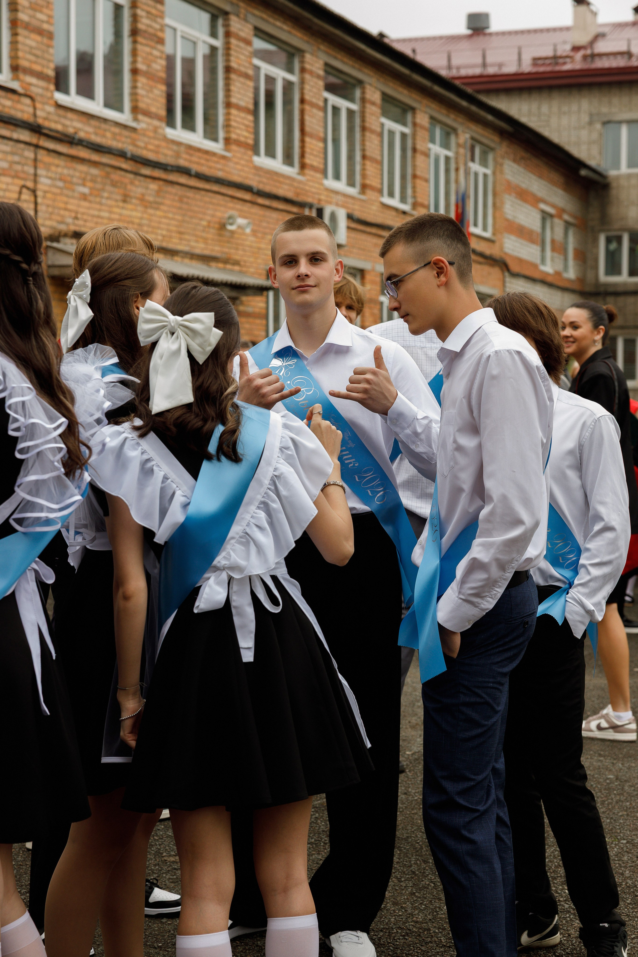 Последний звонок Гимназия Артем. Photoalbum-vl.ru