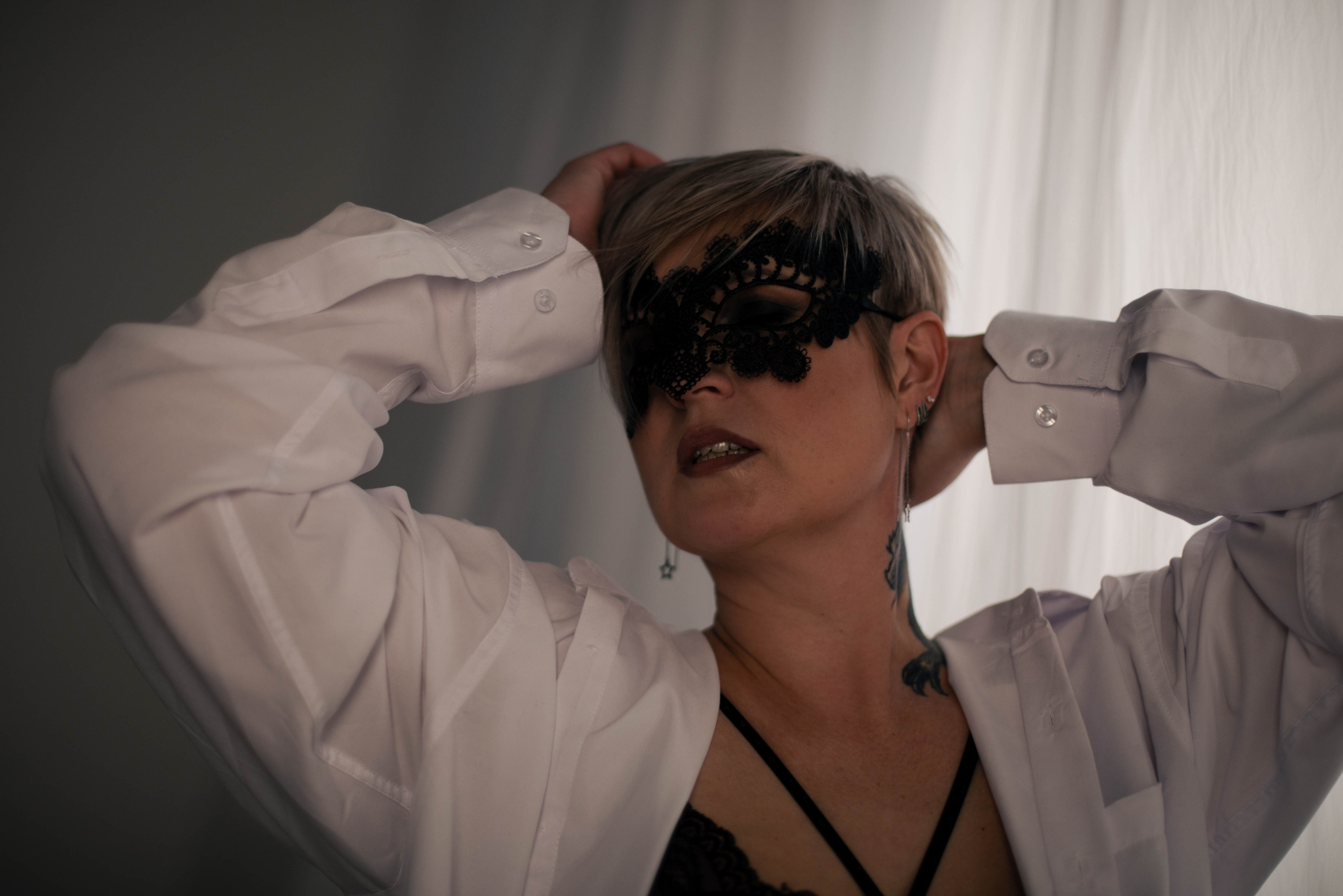 Будуарная фотосессия девушка в маске