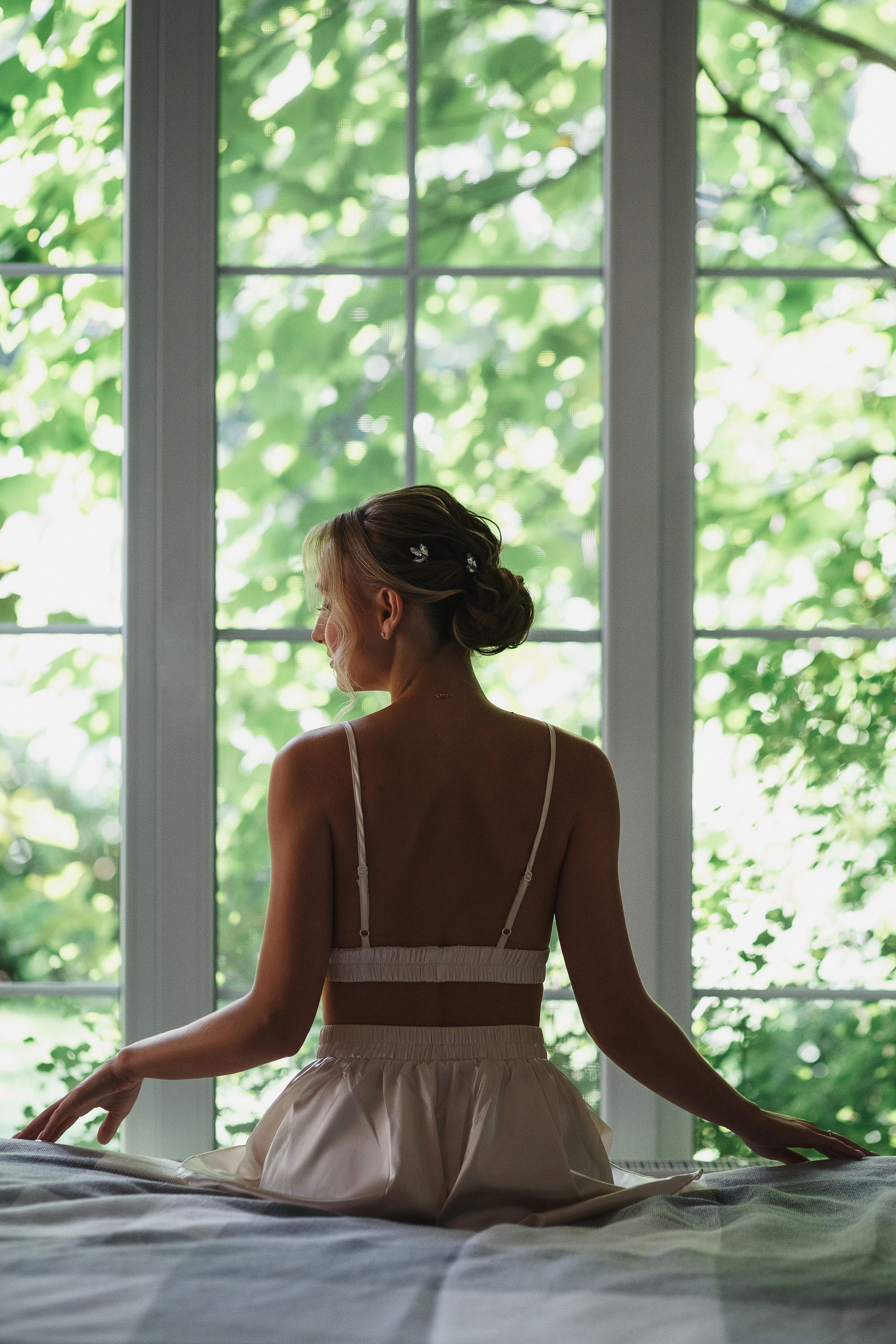 Фотография: Сборы невесты в гостинице Ида в Таганроге - идеальная атмосфера для подготовки к свадьбе. Невеста в окружении красивого интерьера гостиничного номера, создающего волнующее предсвадебное настроение.