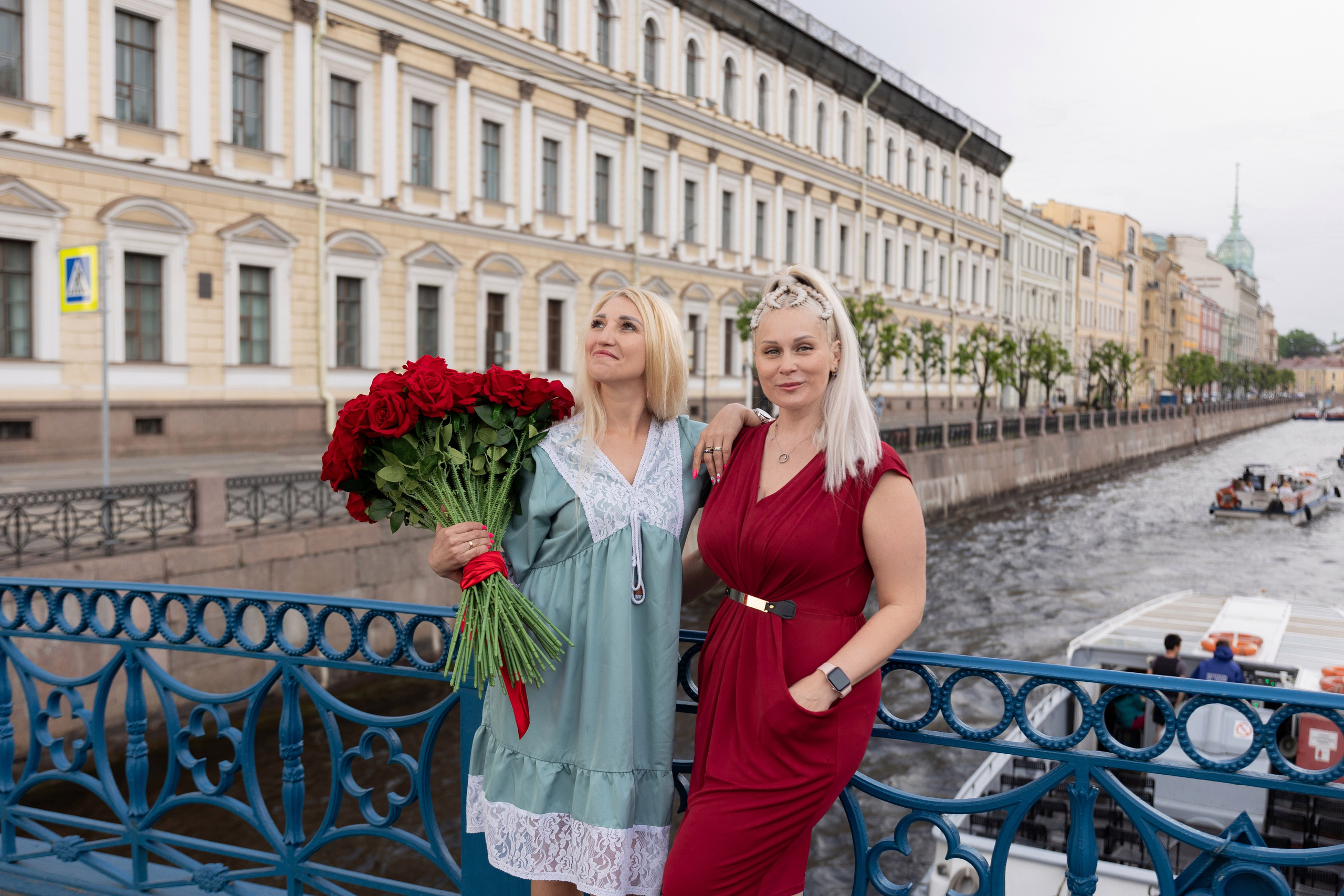 Фотопрогулка в центре с букетом красных роз. Семейный и свадебный фотограф в Санкт-Петербурге Татьяна Швыкова