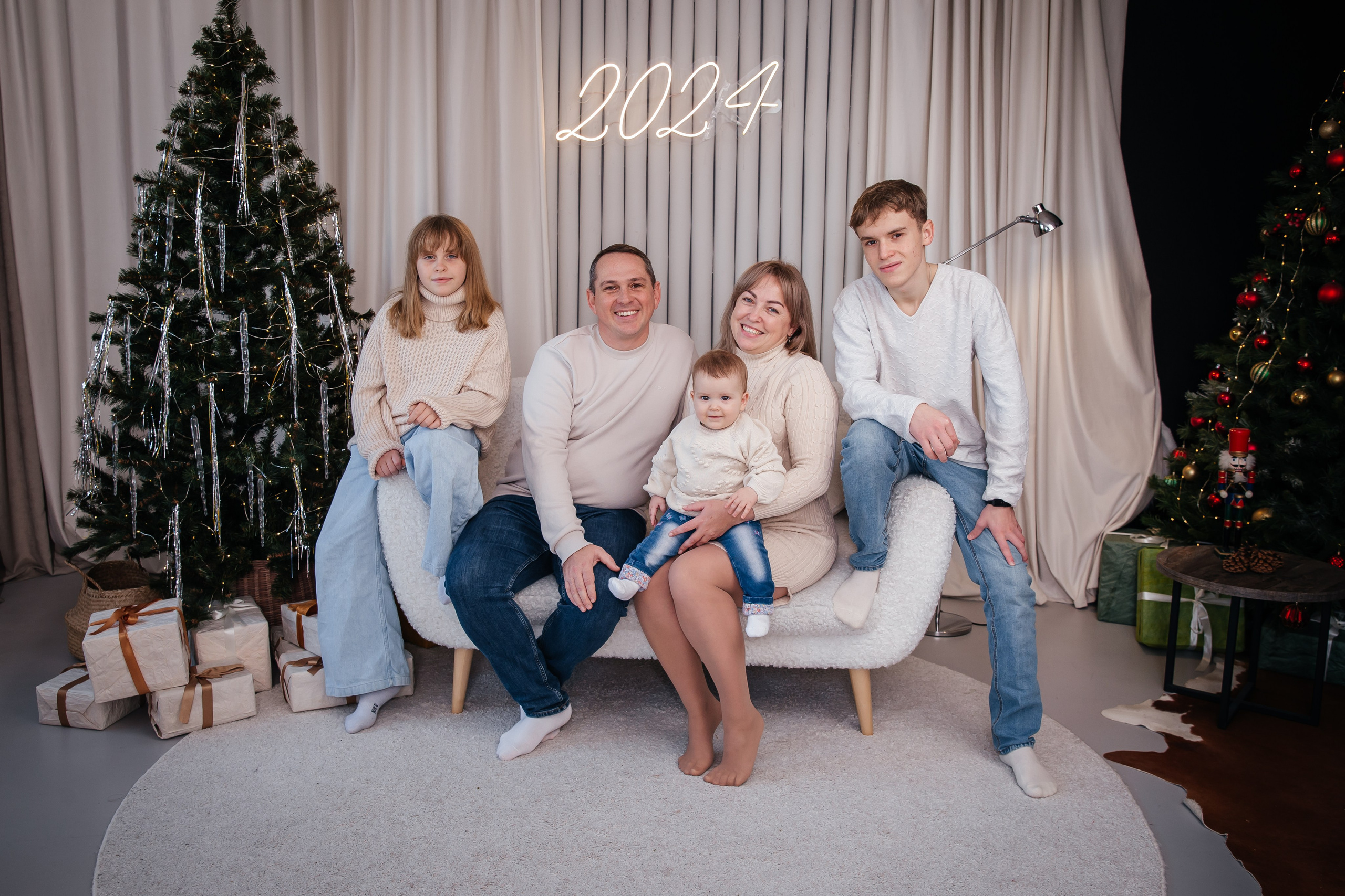 Семейная новогодняя фотосессия. Фотограф Любава Колесник. Выпускные альбомы в Крымском районе