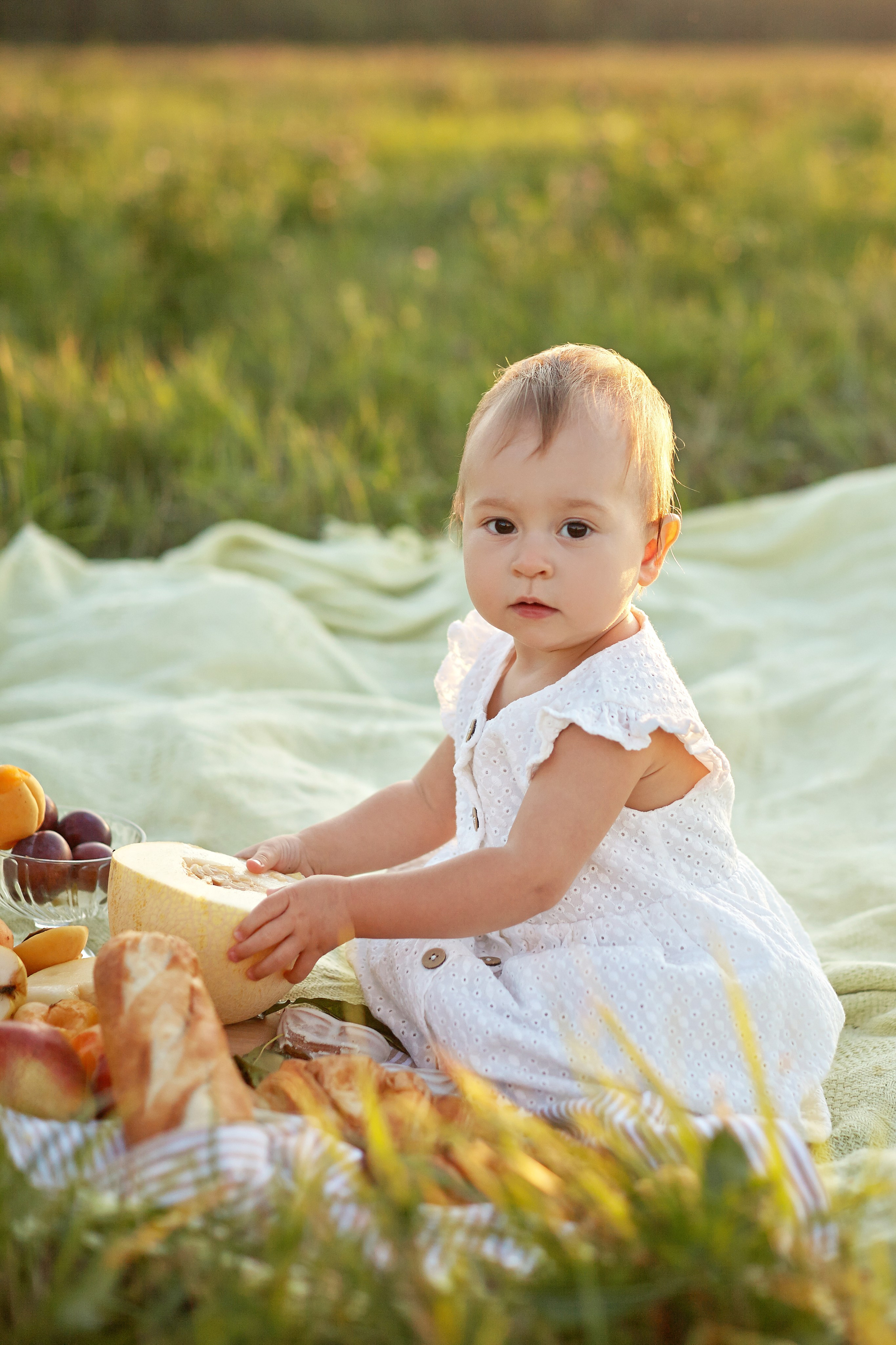 Мама с дочкой в поле на закате. Фотограф Ольга Ефремова