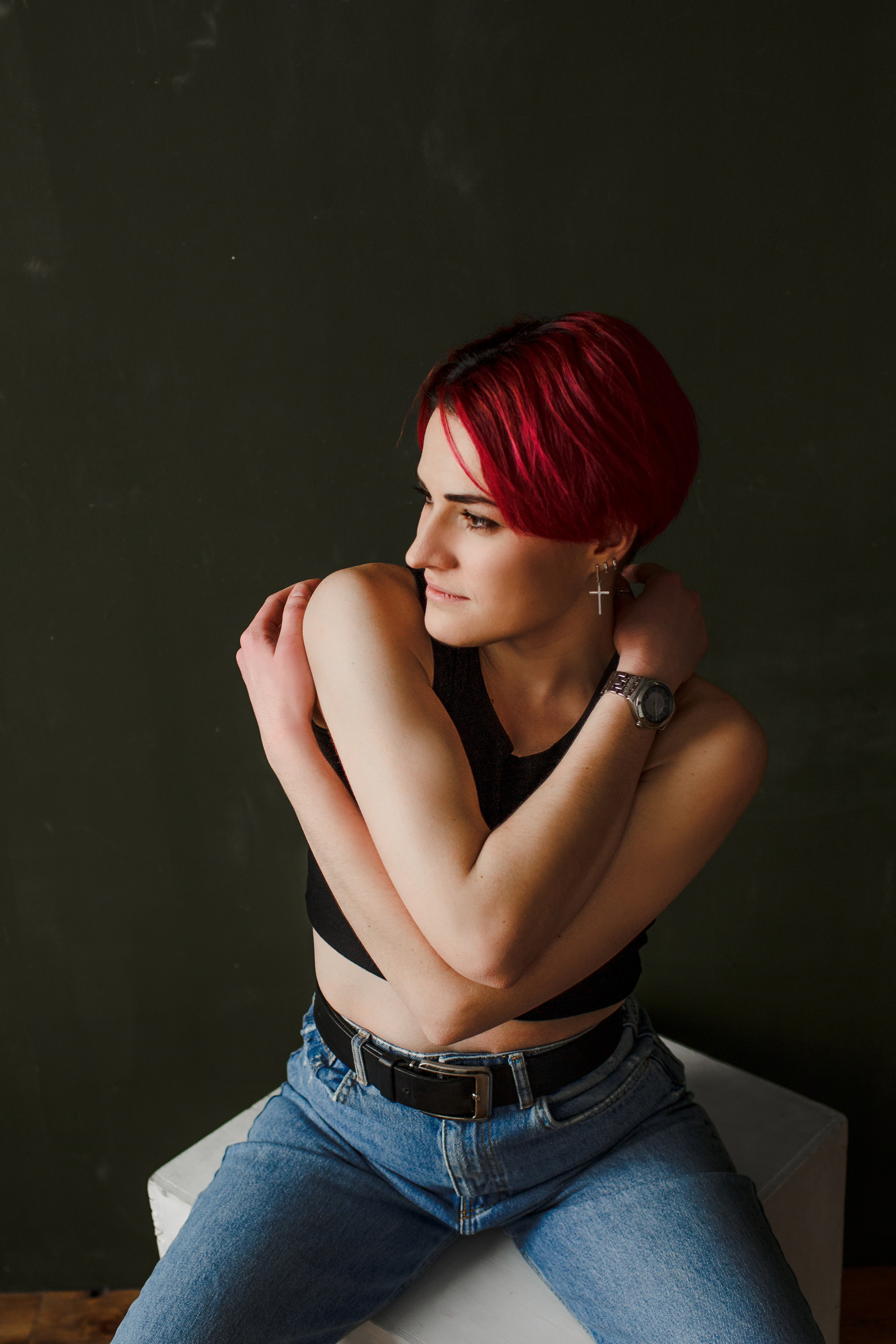 Фотосессия девушки в студии, интересная поза, лаконичный образ.