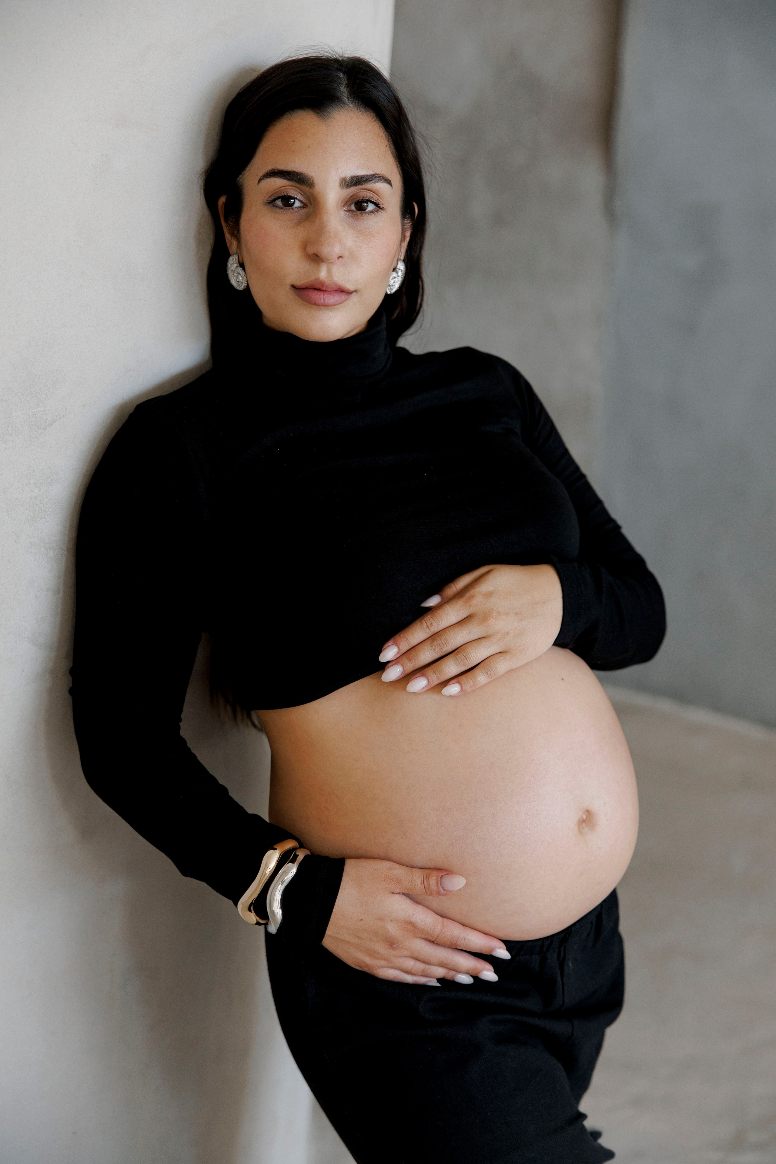 Pregnancy photoshoot inside the Grey Studio. Главная