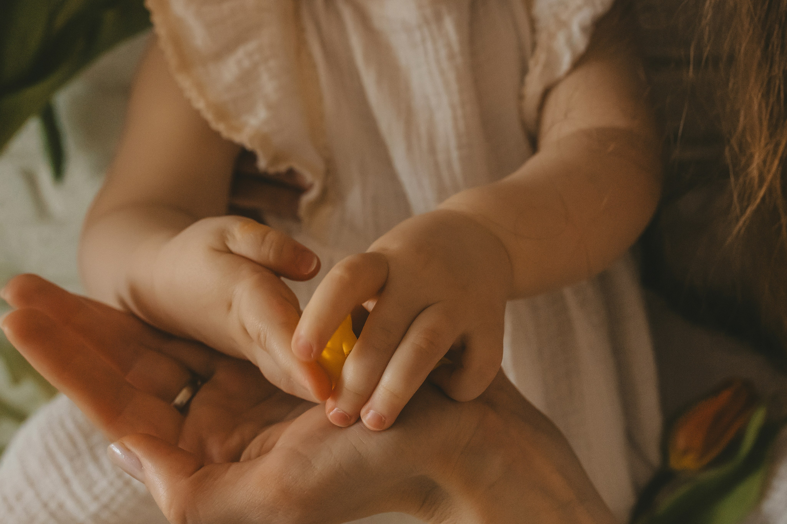 Весенняя домашняя семейная фотосессии мамы с дочками. Семейный и женский фотограф в Москве Надежда Воробьева