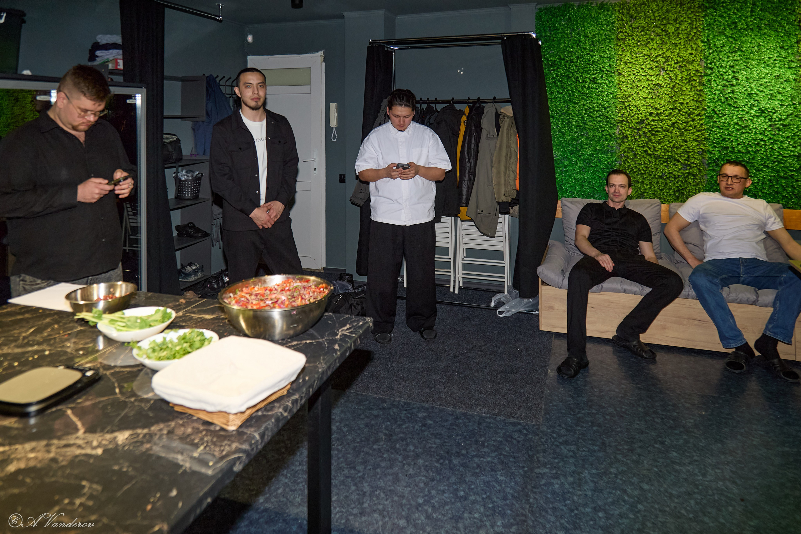 Мужские разговоры на кухне. Фотограф Омск | Александр Вандеров