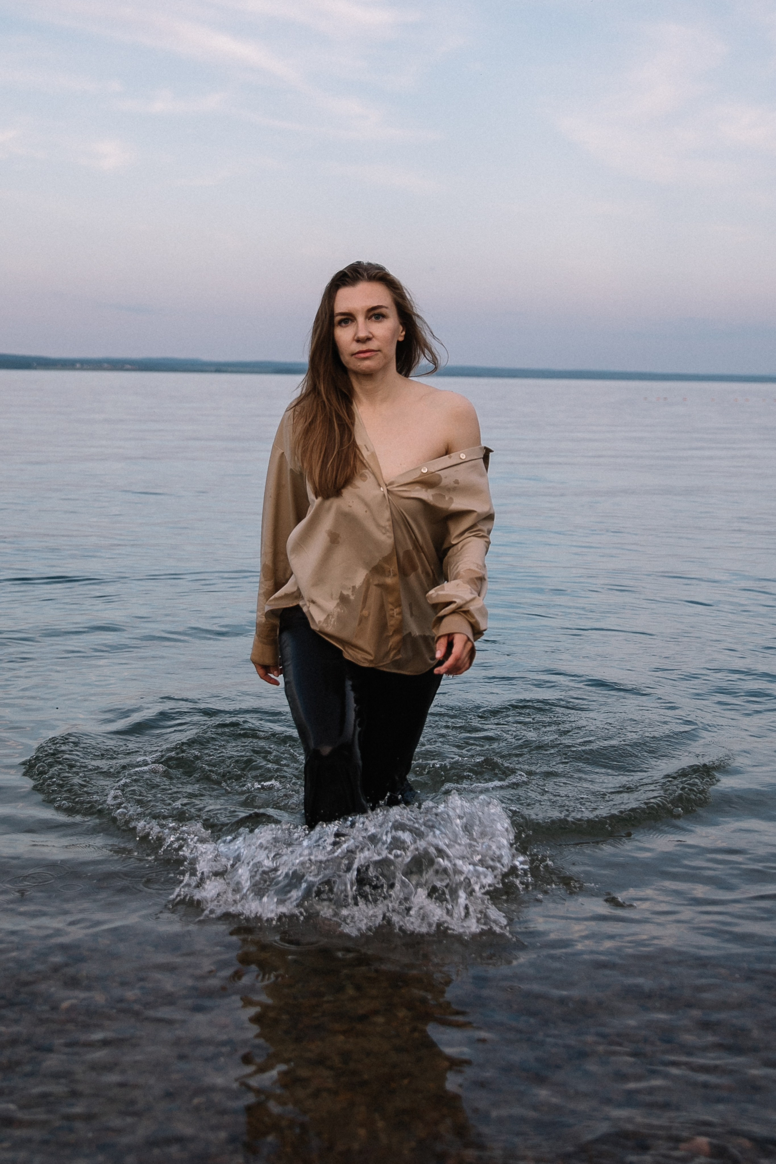 Ксения, на стуле на пляже. Фотограф в Иркутске Анастасия Кись. Студийная фотосессия беременности в тканях Иркутск. Семейная фотосессия, ПОРТРЕТ «ПОКОЛЕНИЕ»