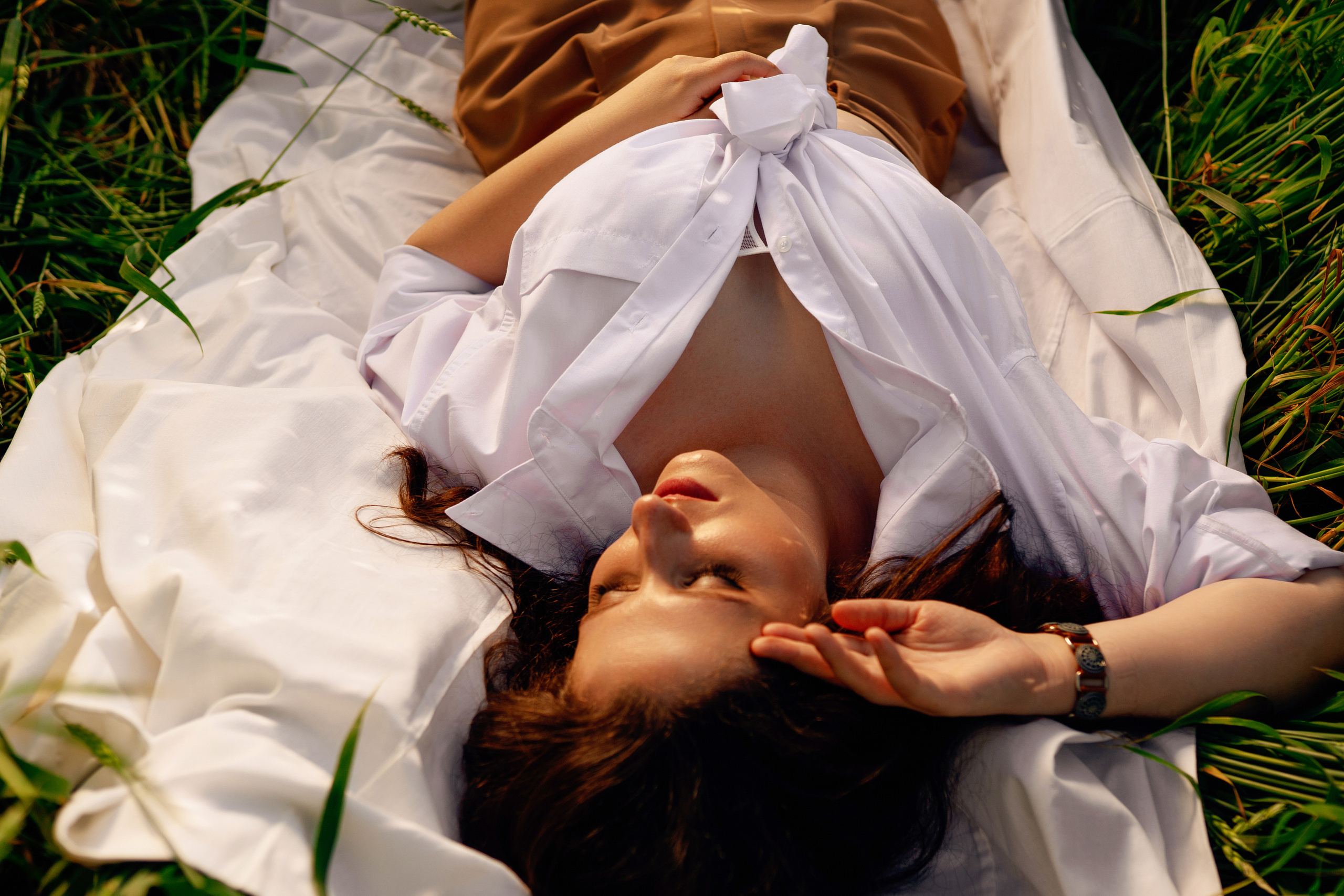 Фотосессия двух подруг в поле. Фотограф Ким Наталья в Красноярске