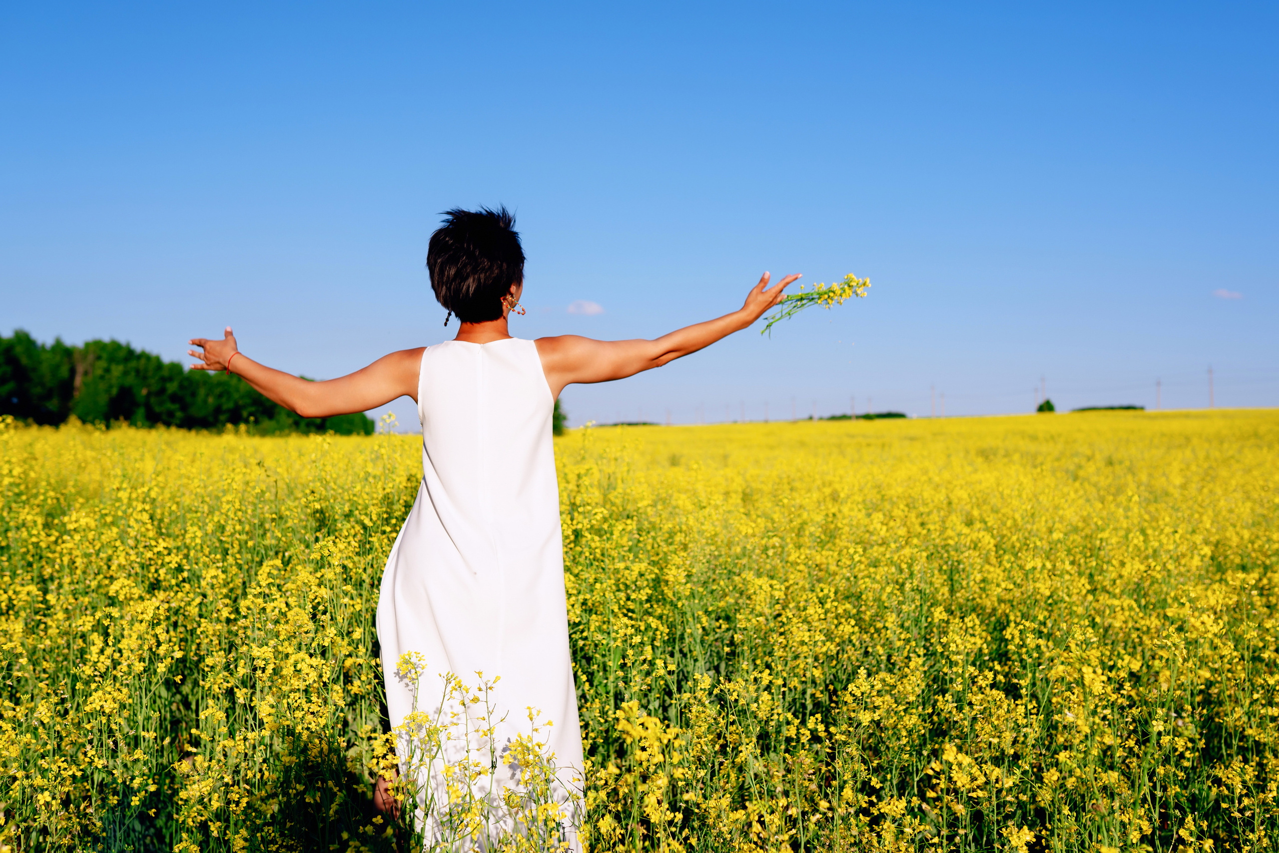 Фотосессия двух подруг в поле. Фотограф Ким Наталья в Красноярске