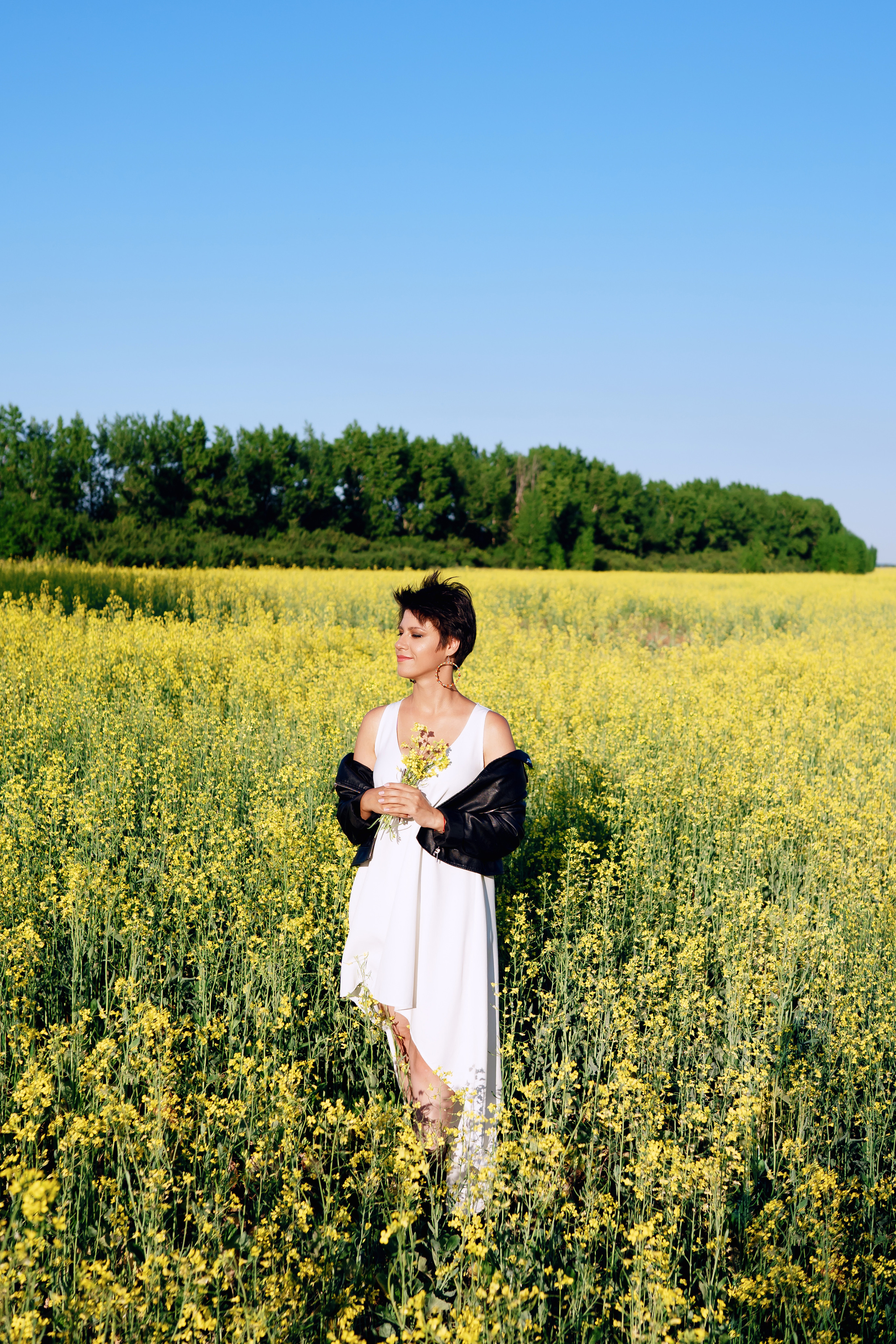 Фотосессия двух подруг в поле. Фотограф Ким Наталья в Красноярске
