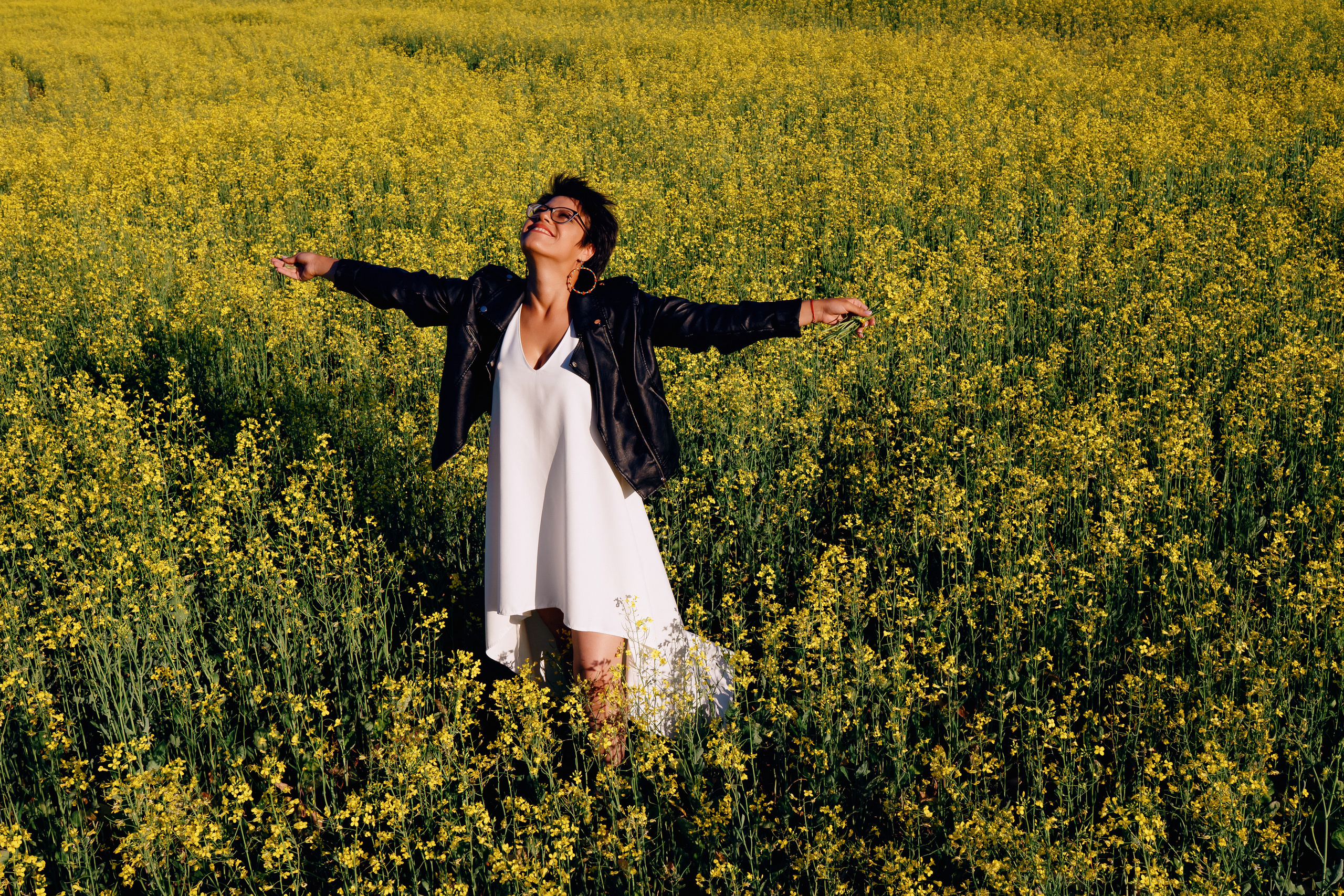 Фотосессия двух подруг в поле. Фотограф Ким Наталья в Красноярске