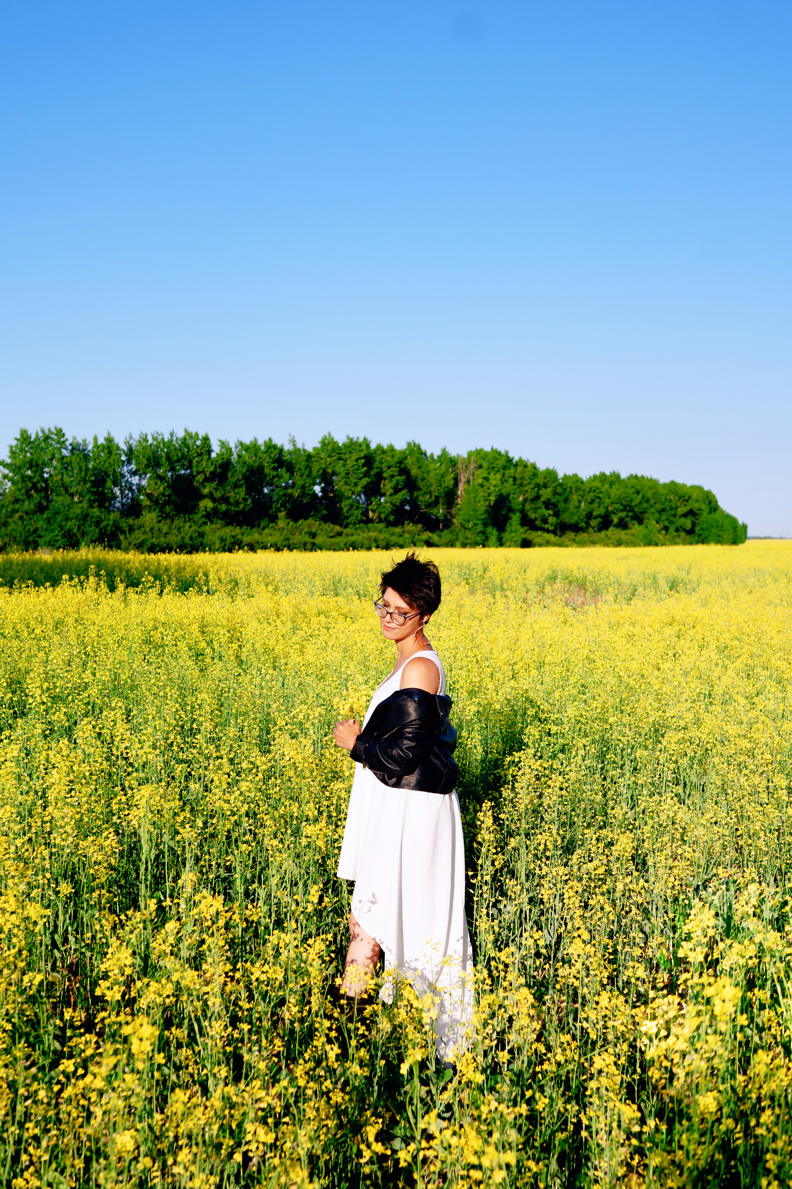 Фотосессия двух подруг в поле. Фотограф Ким Наталья в Красноярске