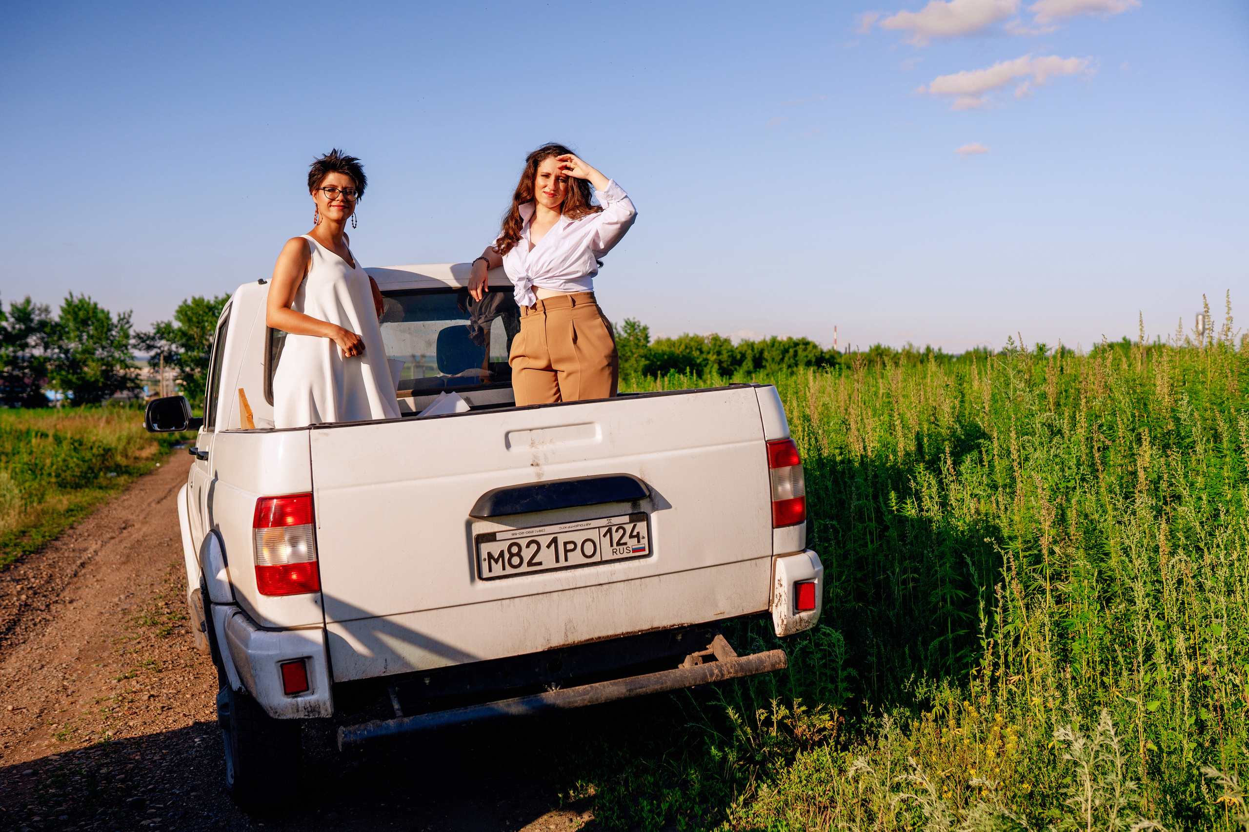 Фотосессия двух подруг в поле. Фотограф Ким Наталья в Красноярске